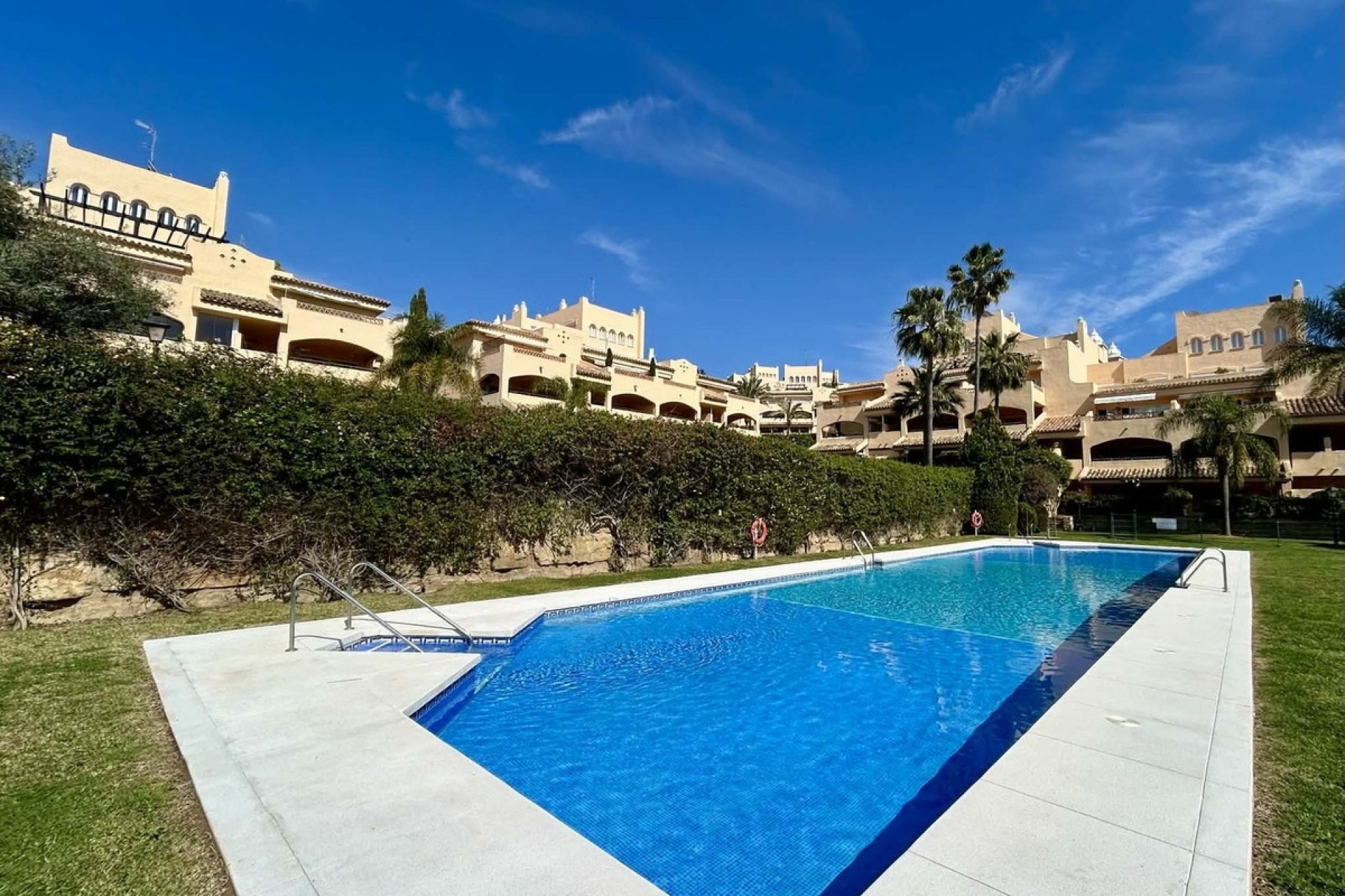 Resale - apartment - Marbella - Elviria
