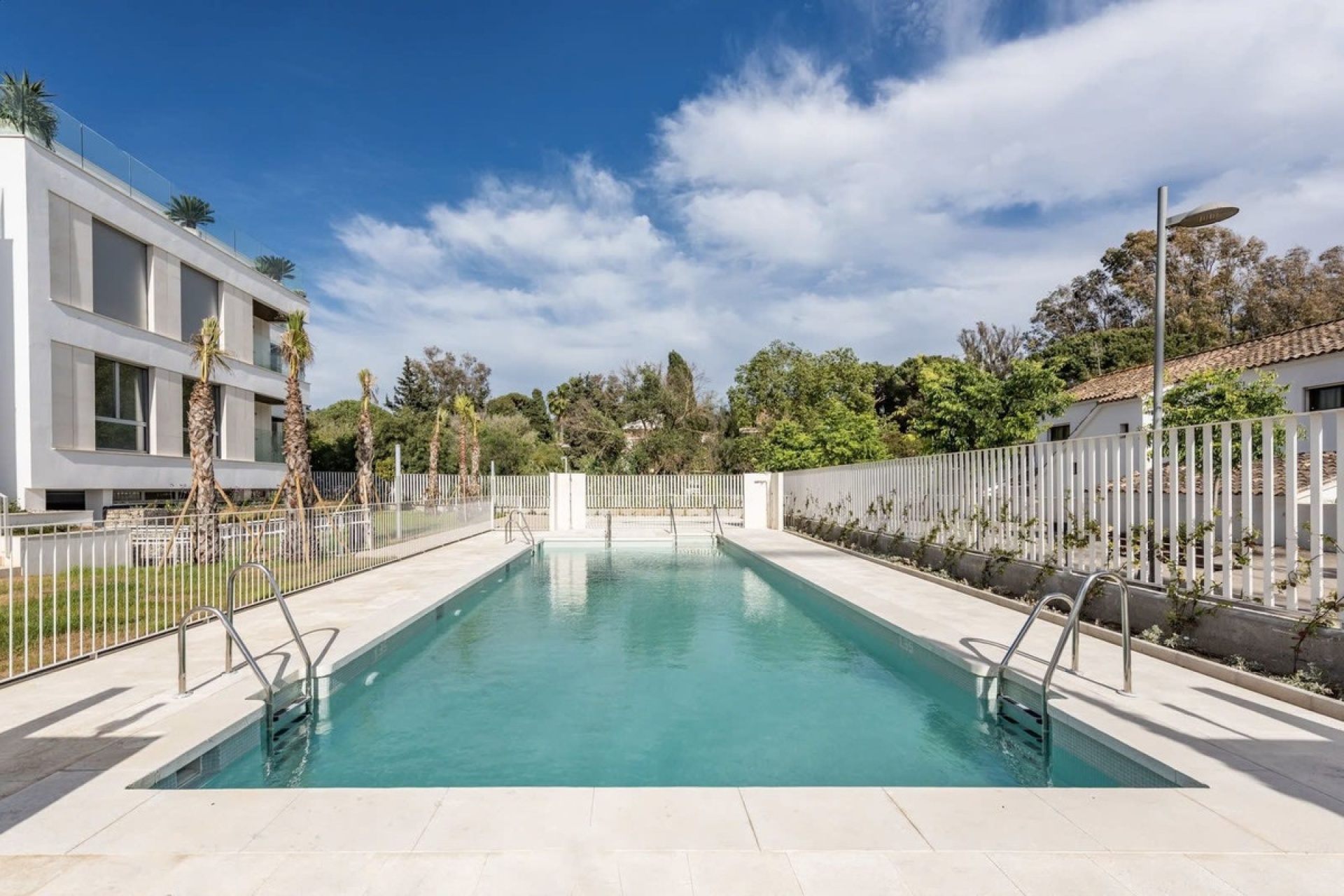 Resale - apartment - Marbella - Elviria