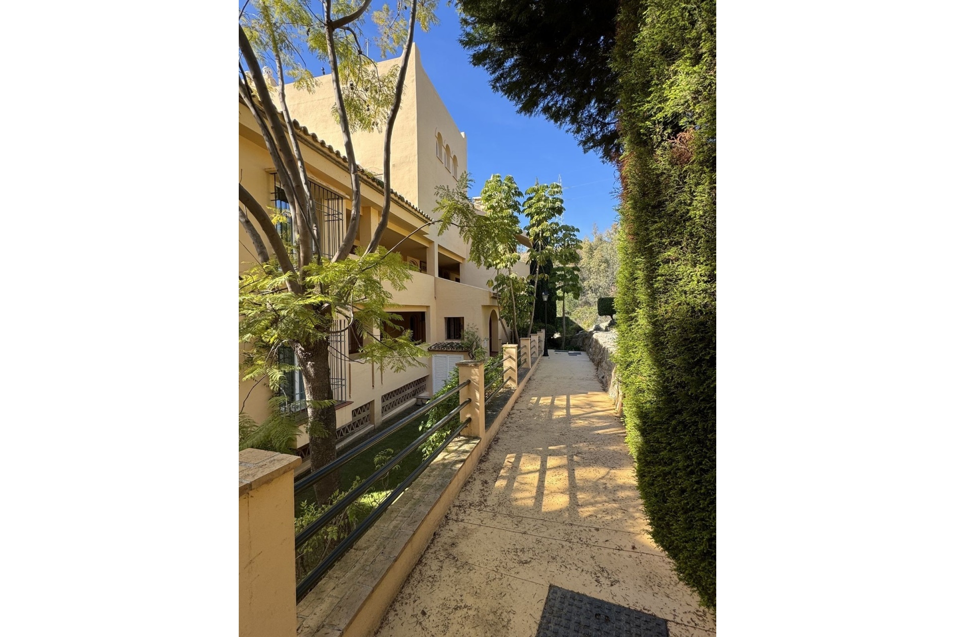 Resale - apartment - Marbella - Elviria