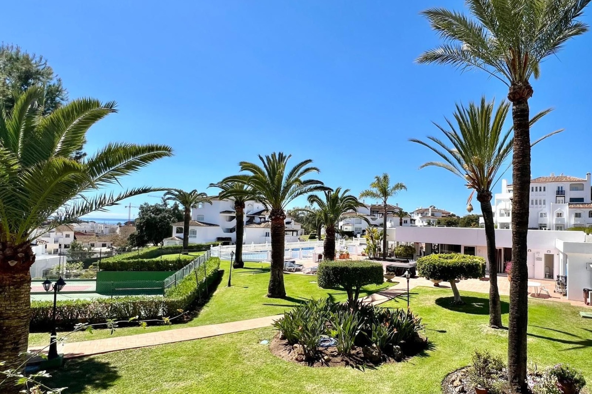 Resale - apartment - Marbella - Elviria