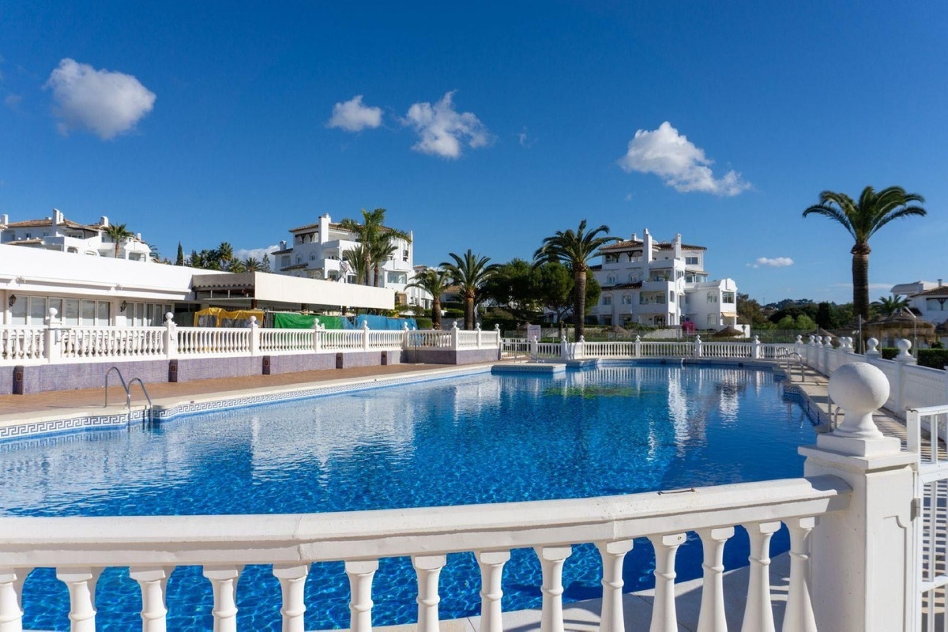 Resale - apartment - Marbella - Elviria