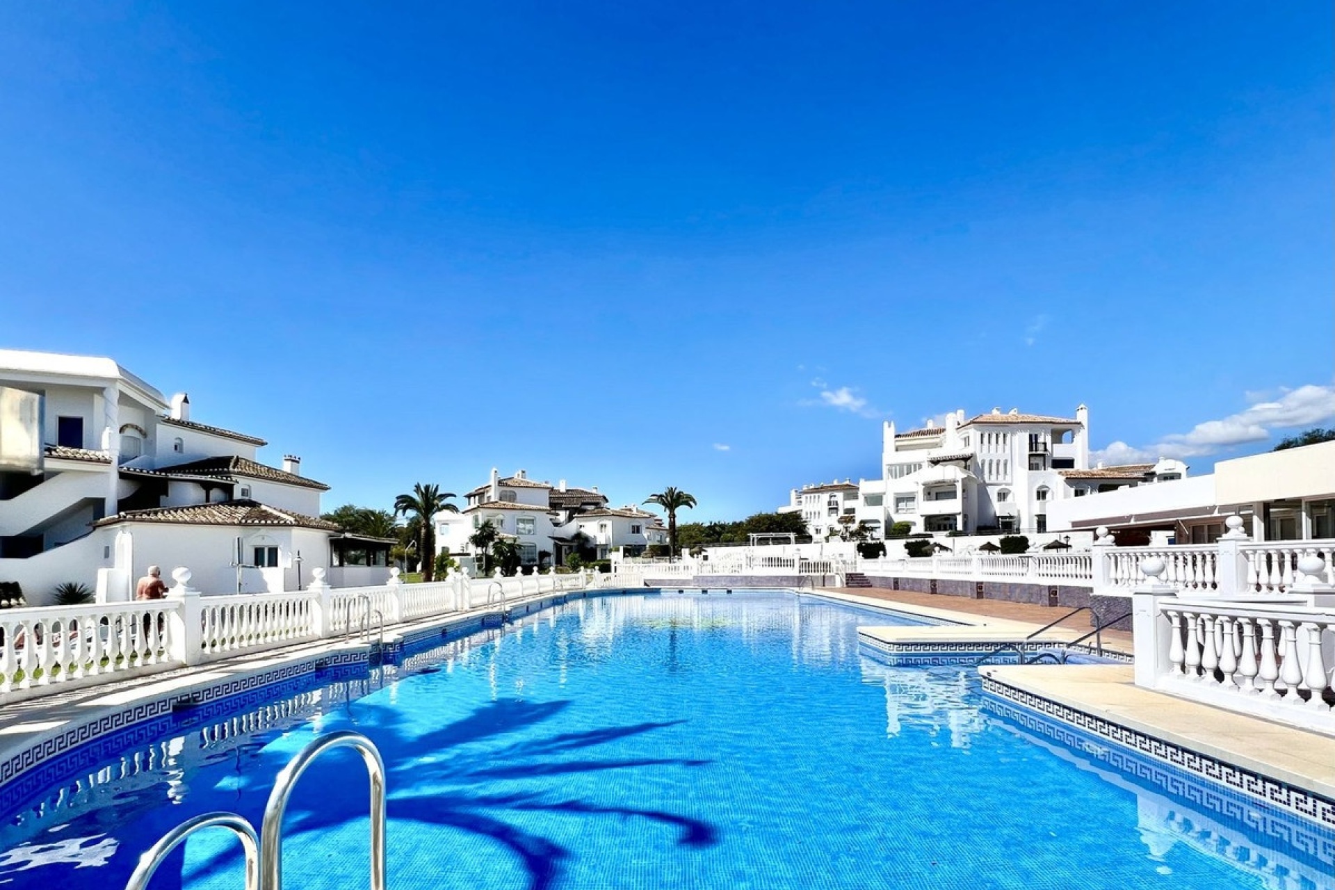 Resale - apartment - Marbella - Elviria