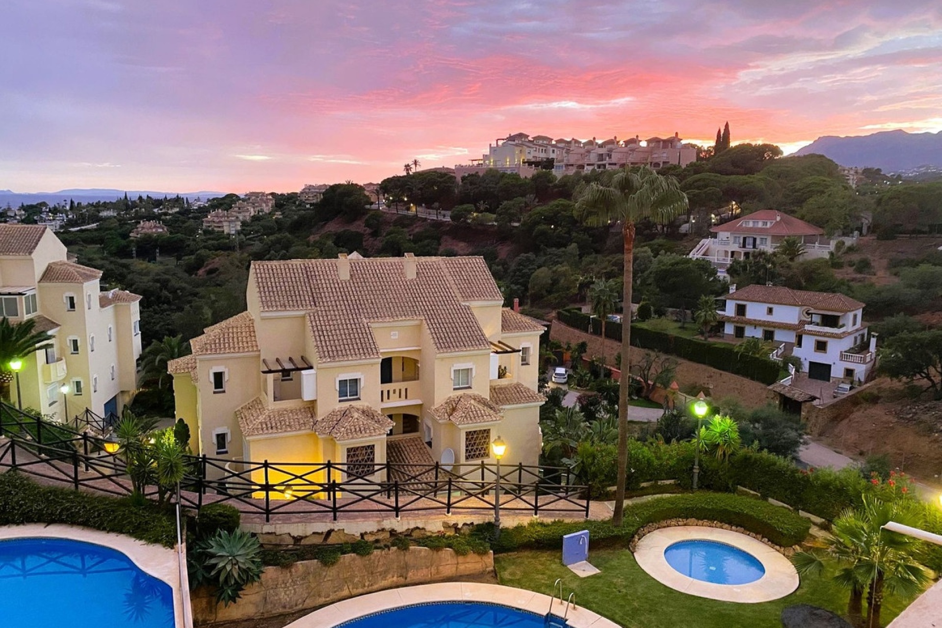 Resale - apartment - Marbella - Elviria