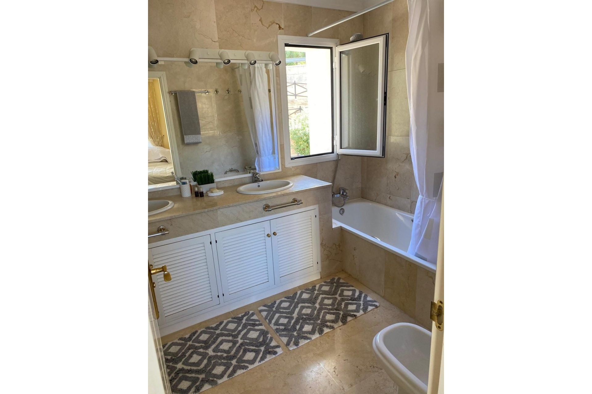 Resale - apartment - Marbella - Elviria