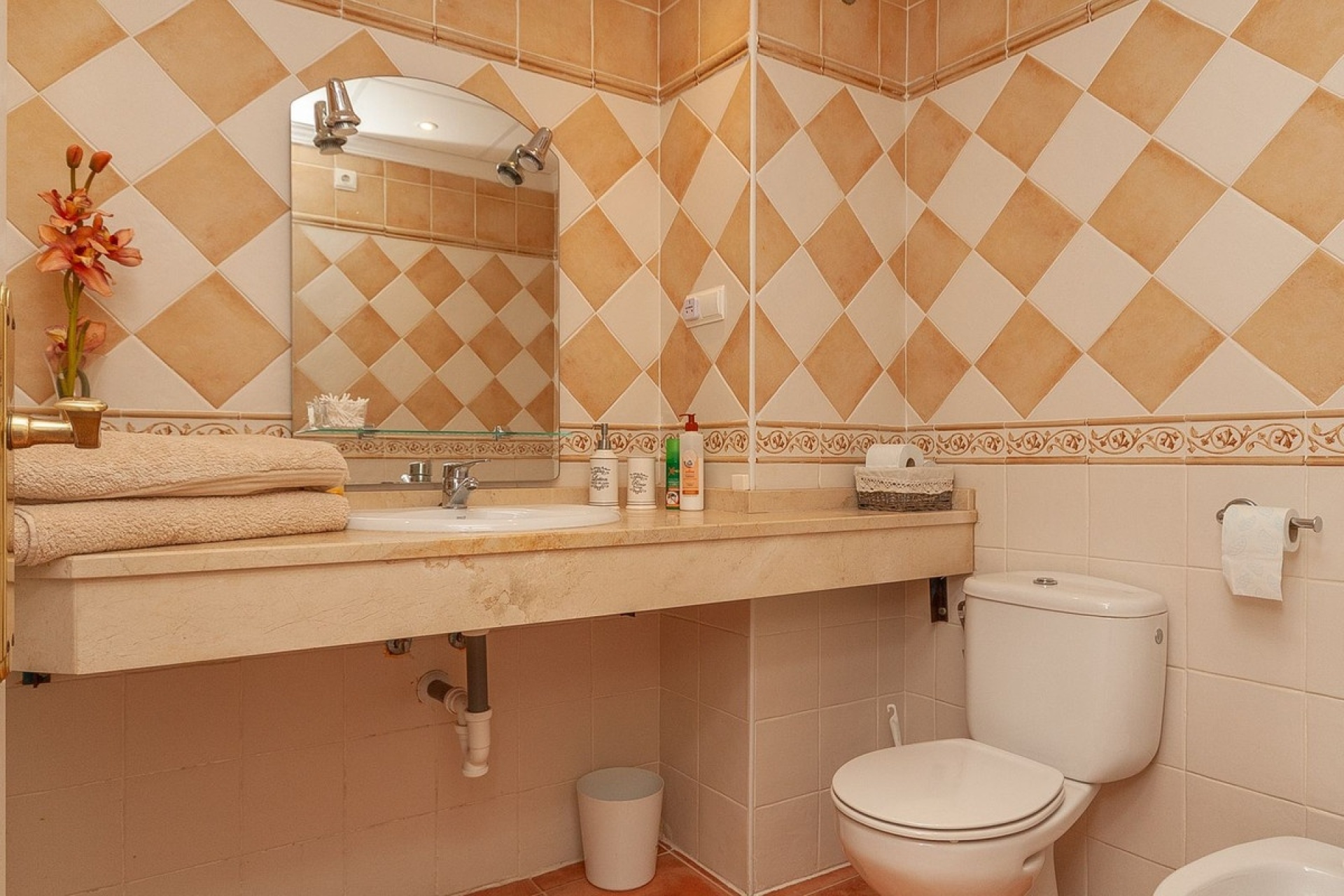 Resale - apartment - Marbella - Elviria