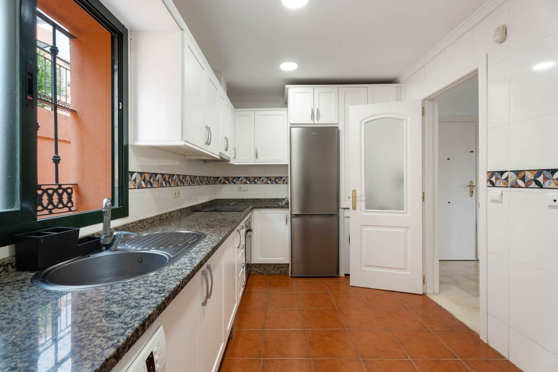 Resale - apartment - Marbella - Elviria