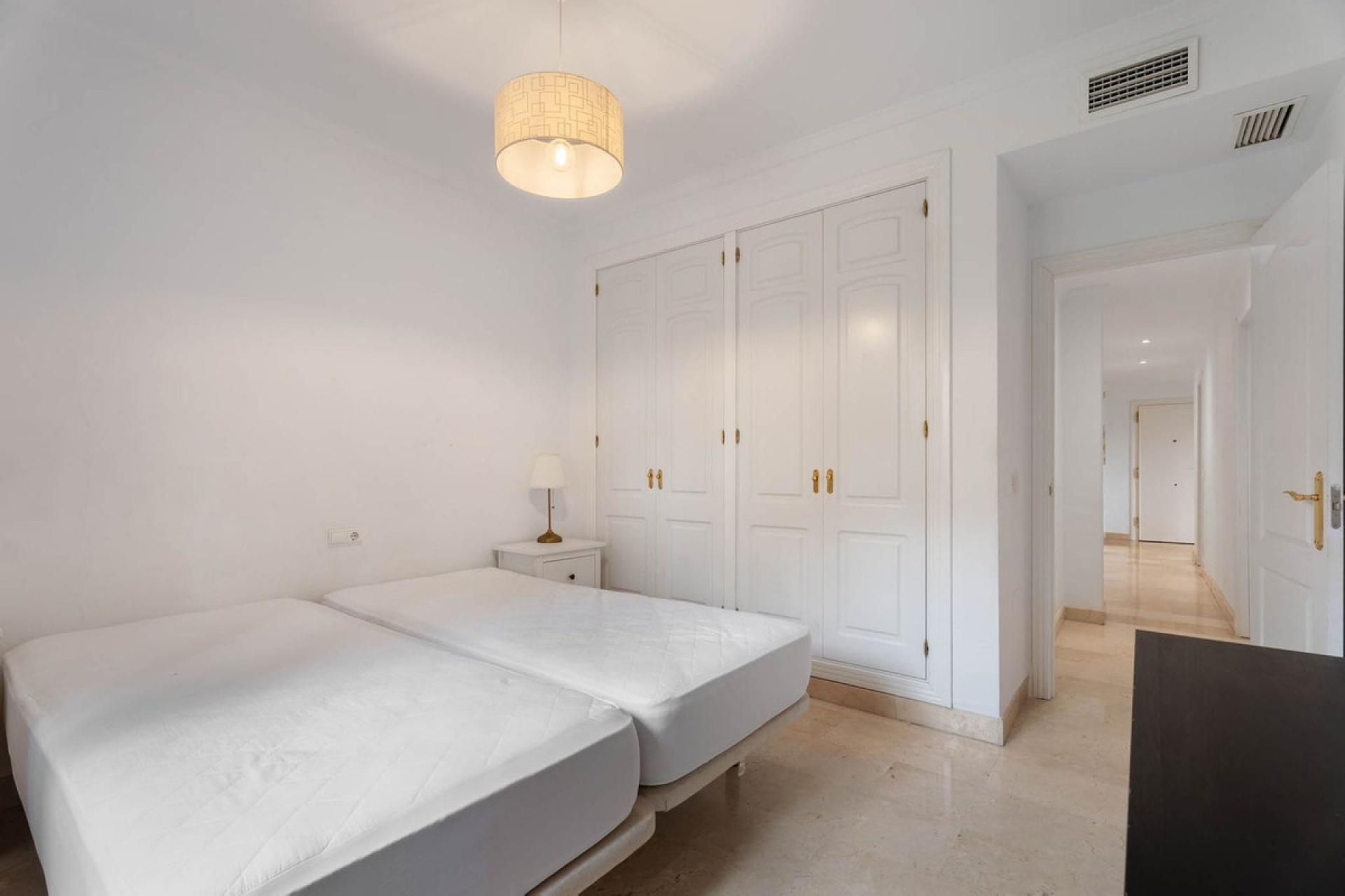 Resale - apartment - Marbella - Elviria