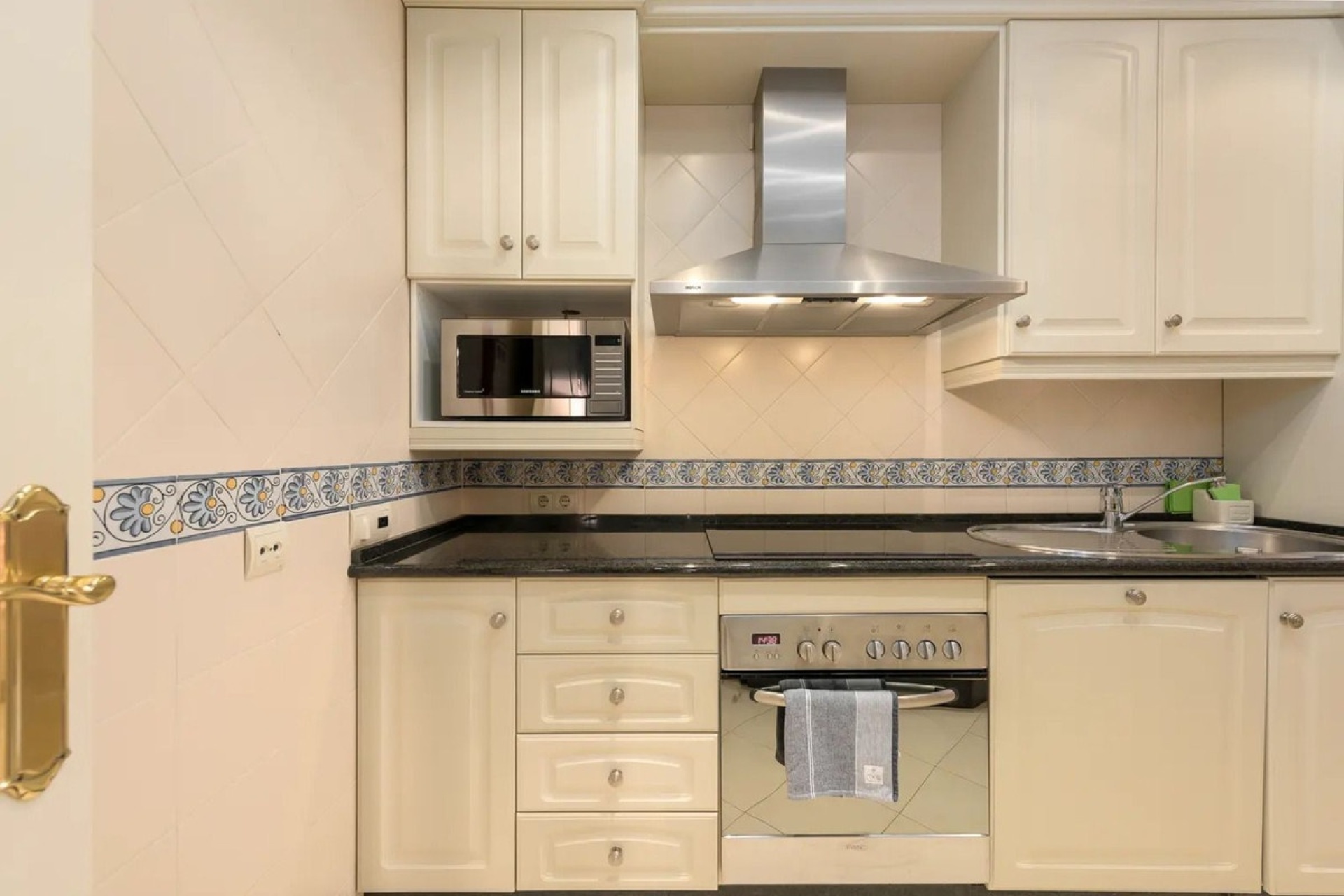 Resale - apartment - Marbella - Elviria