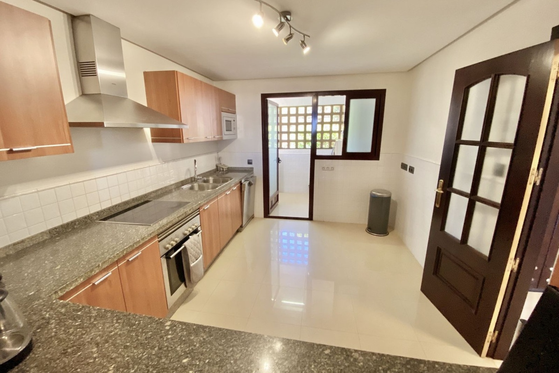 Resale - apartment - Marbella - Elviria