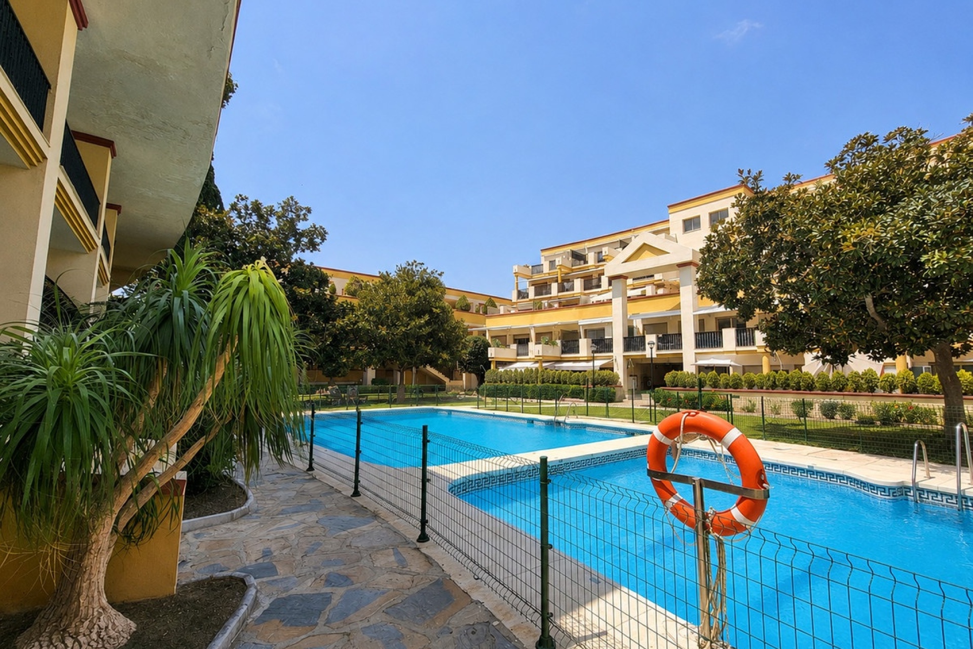 Resale - apartment - Marbella - Elviria