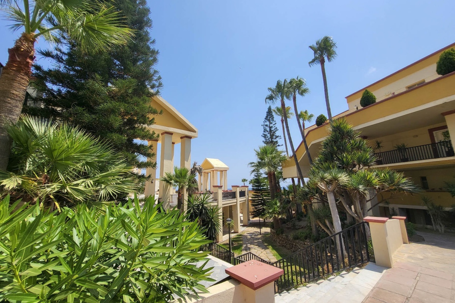 Resale - apartment - Marbella - Elviria