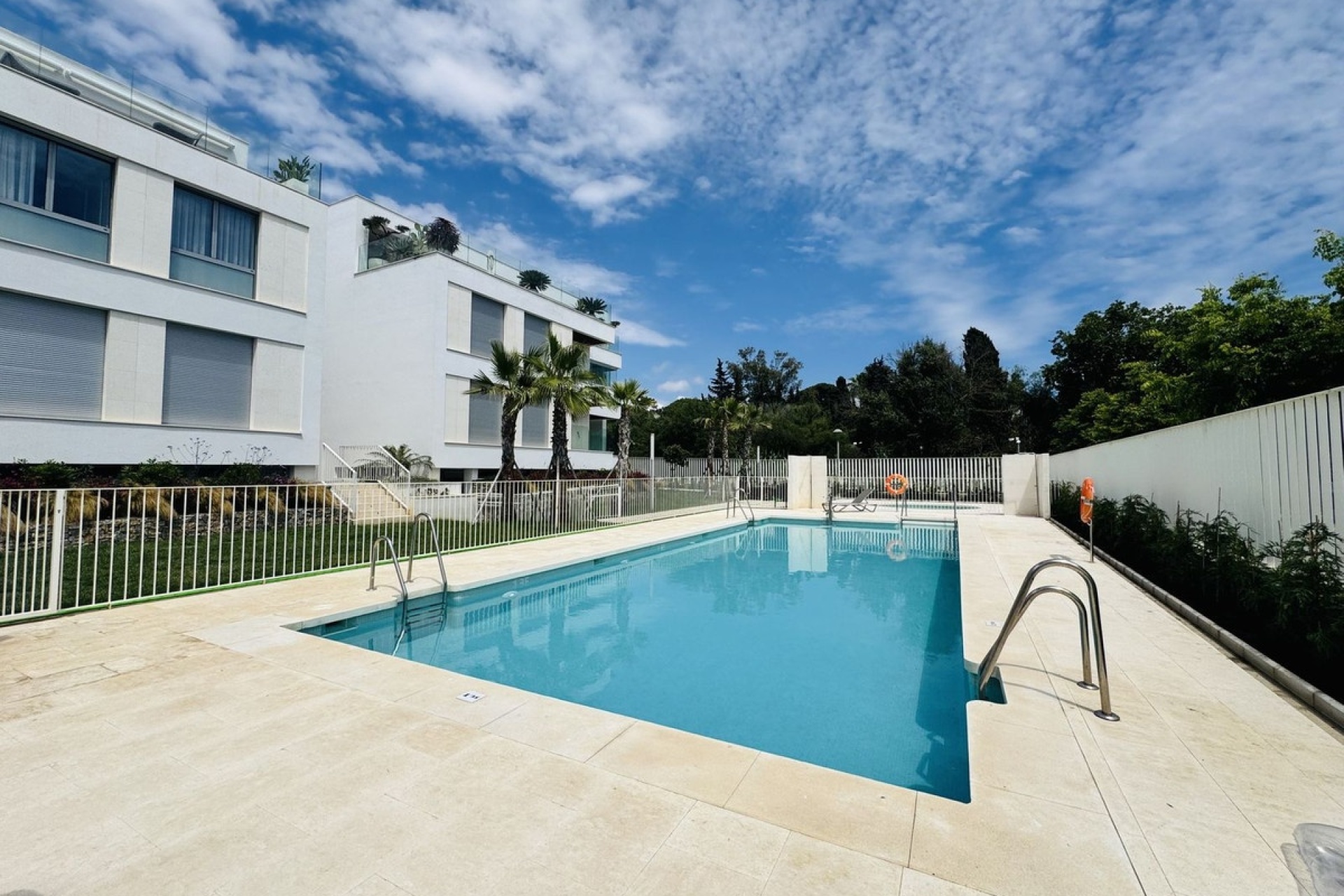 Resale - apartment - Marbella - Elviria