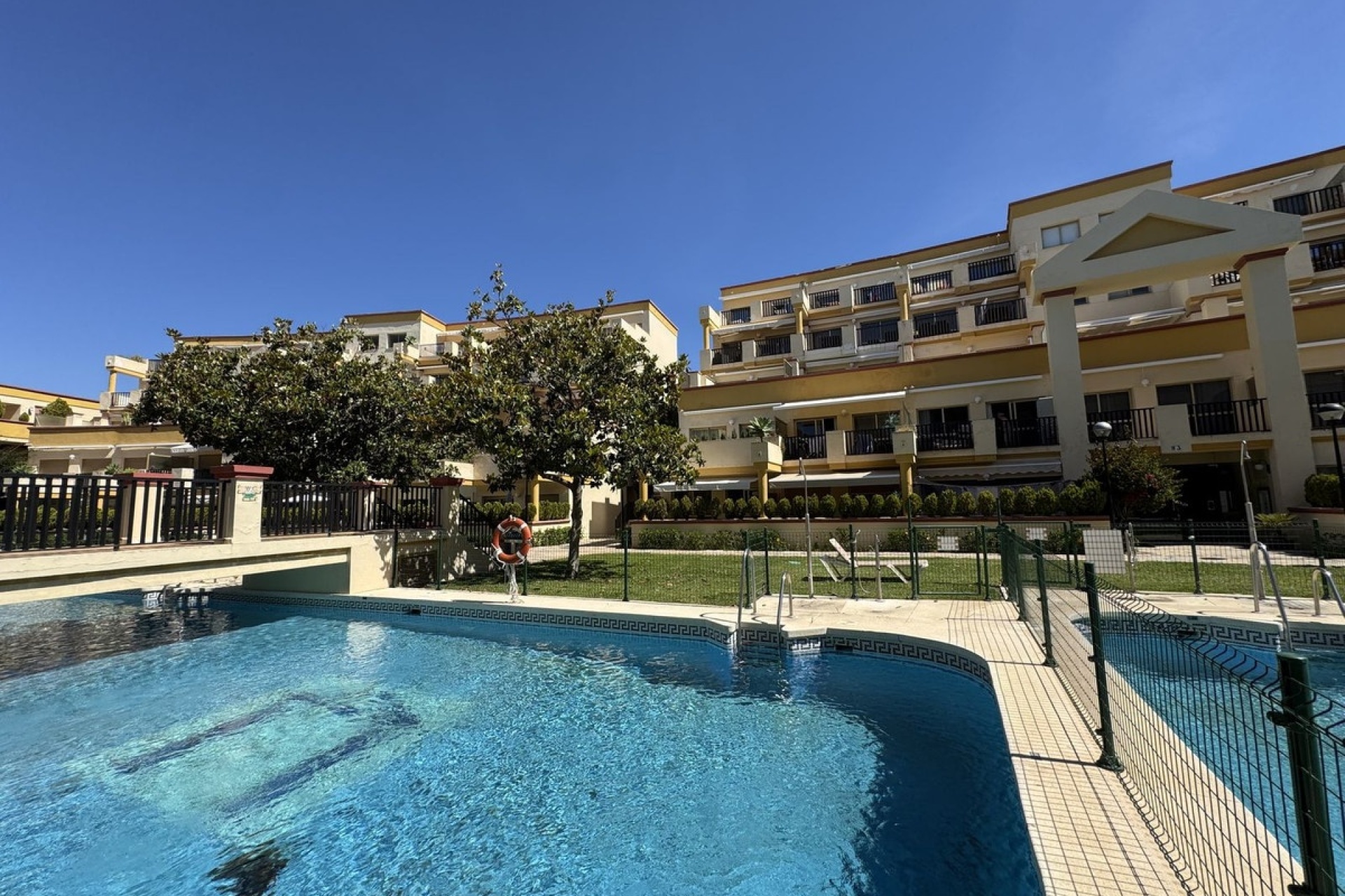 Resale - apartment - Marbella - Elviria