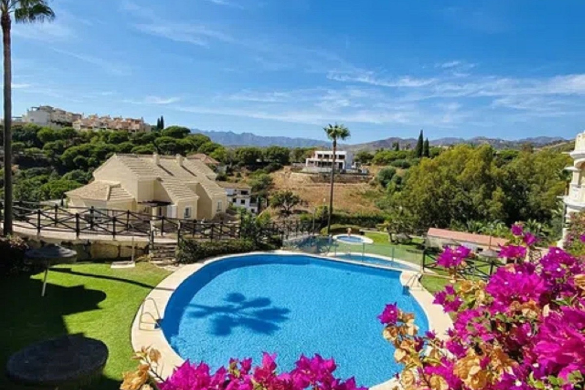 Resale - apartment - Marbella - Elviria