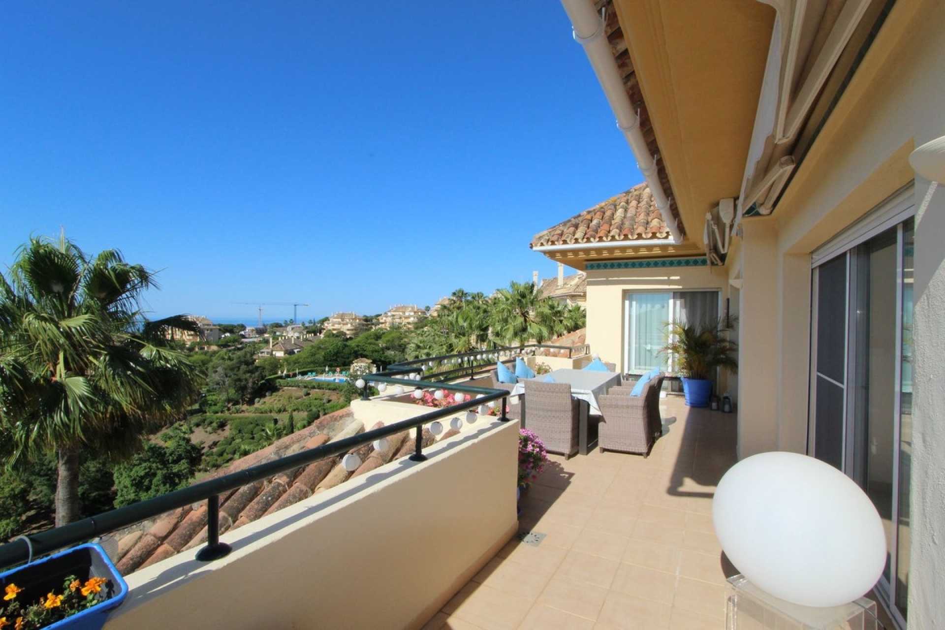 Resale - apartment - Marbella - Elviria