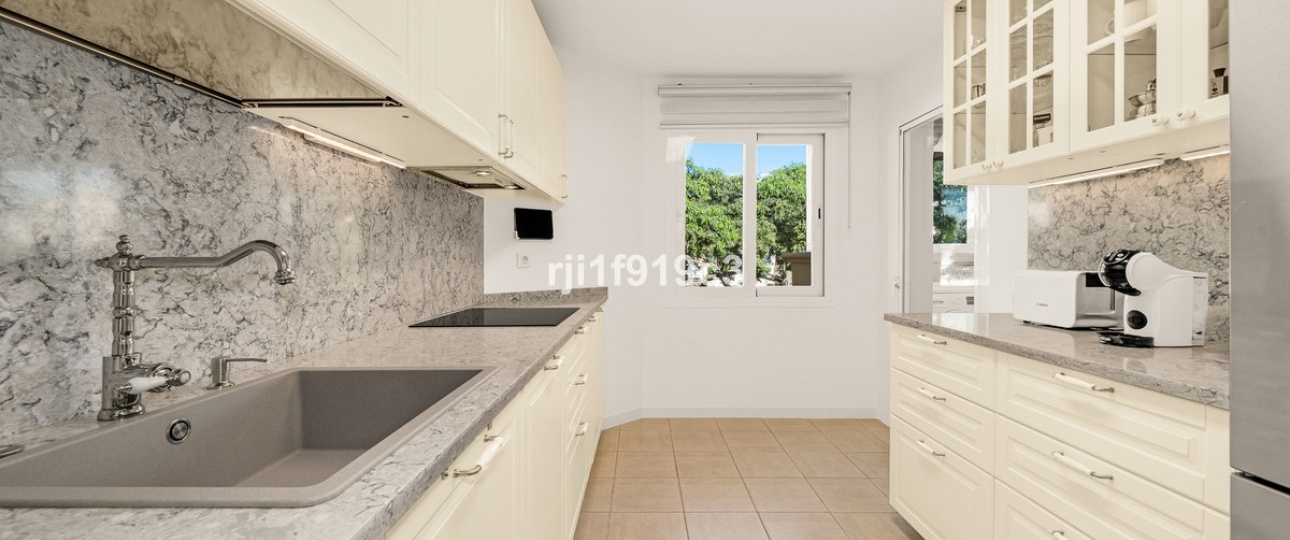 Resale - apartment - Marbella - Elviria