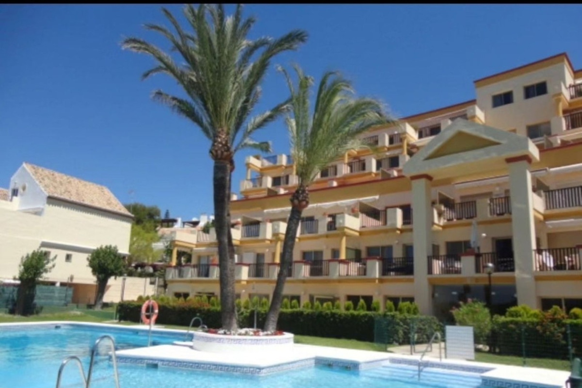 Resale - apartment - Marbella - Elviria