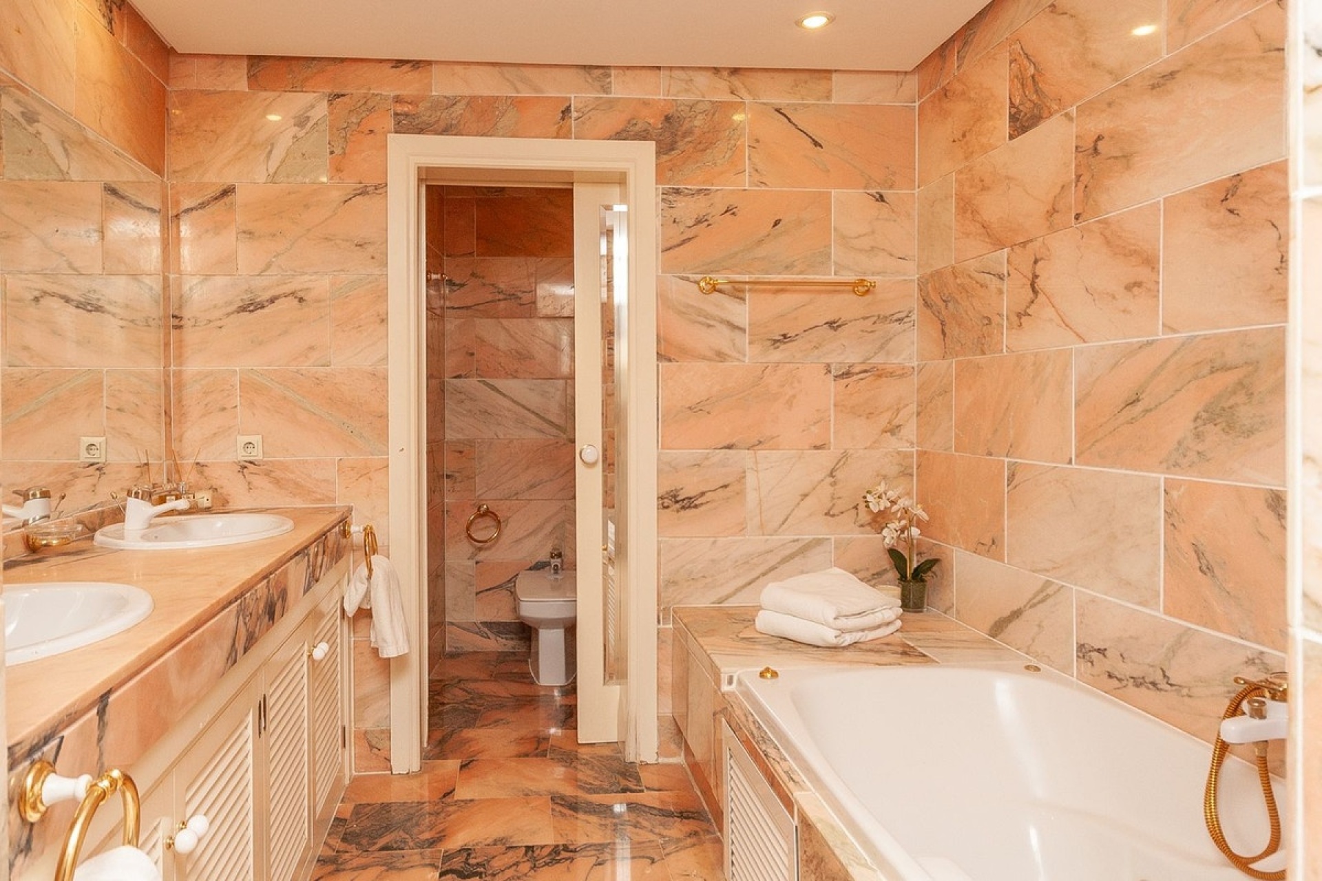 Resale - apartment - Marbella - Elviria