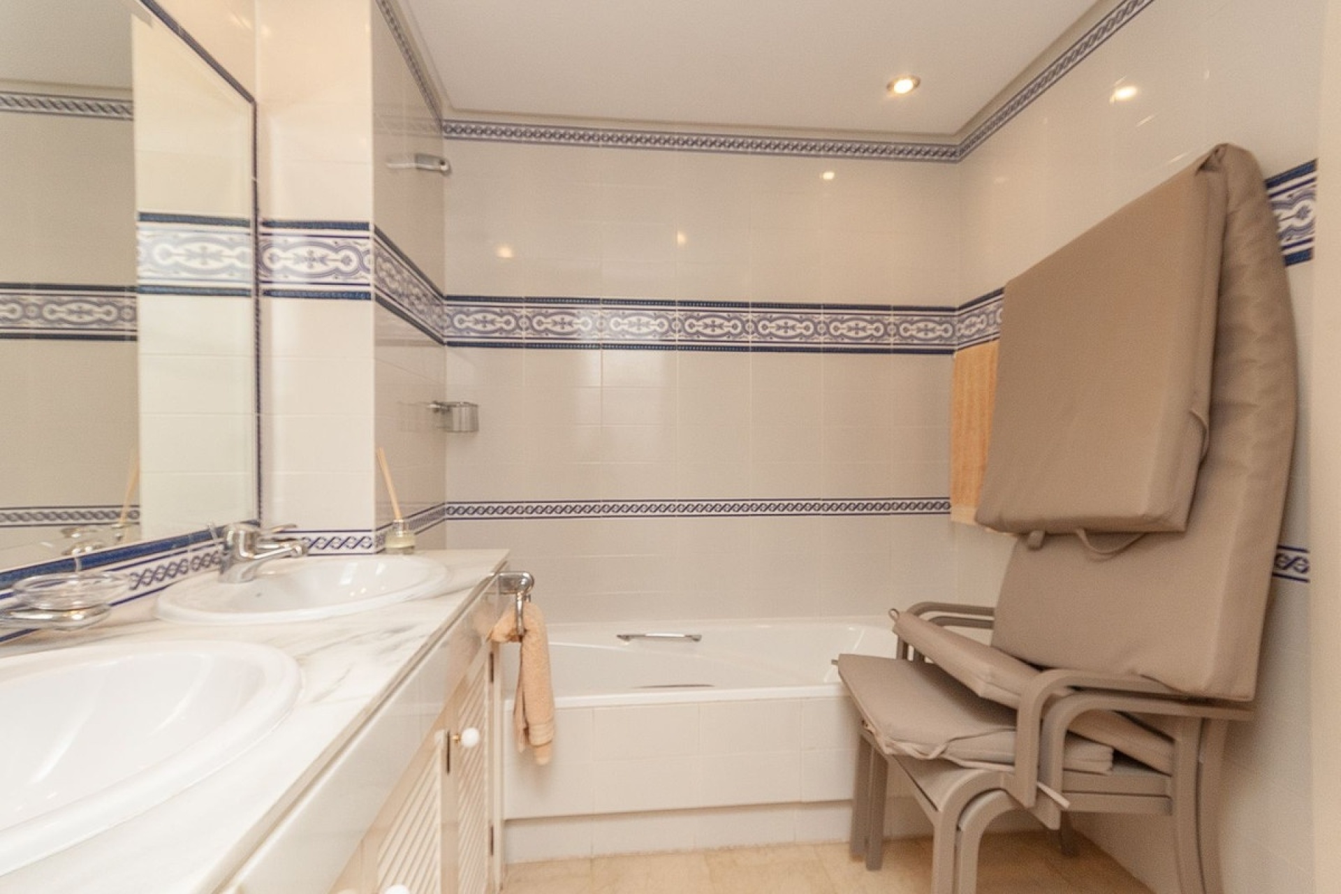 Resale - apartment - Marbella - Elviria