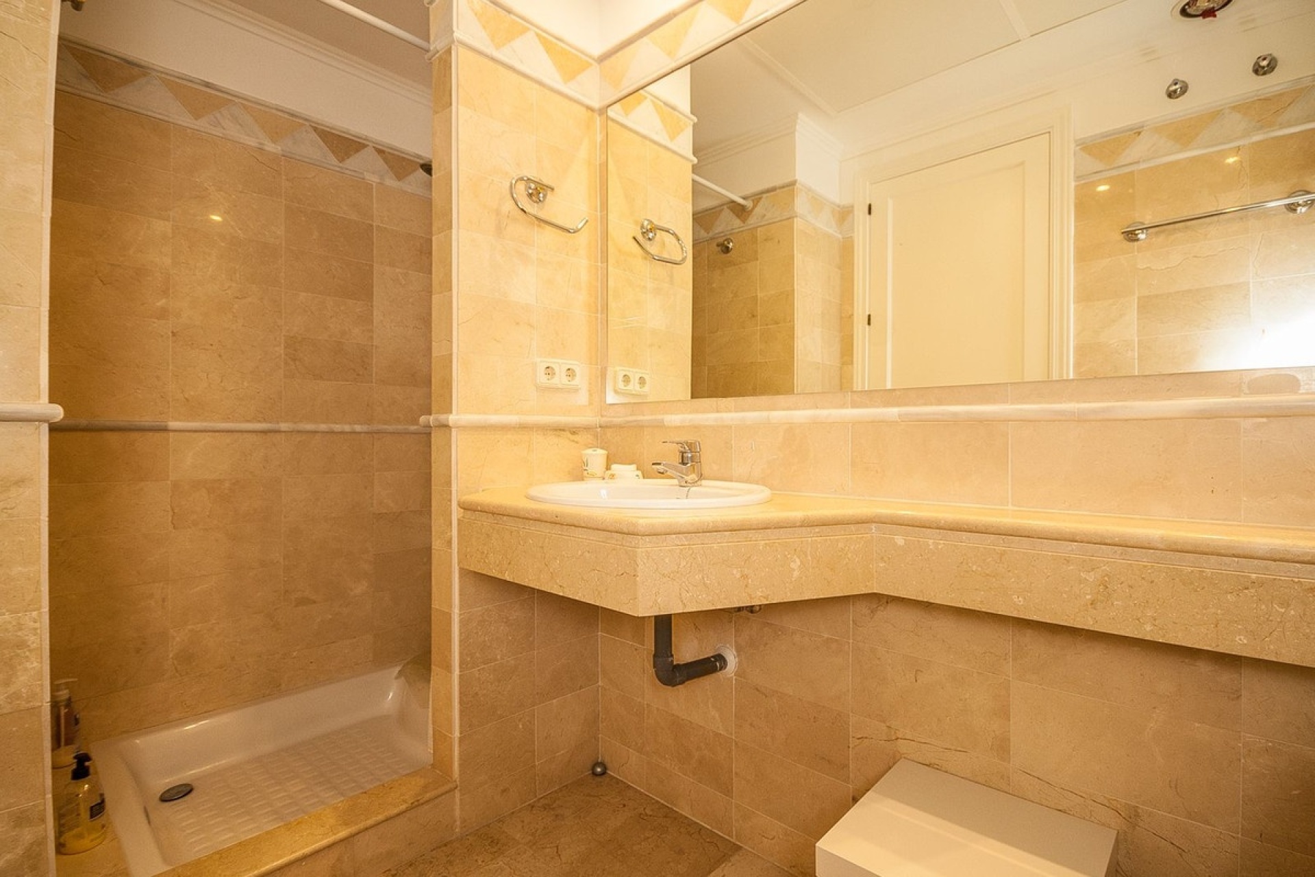 Resale - apartment - Marbella - Elviria