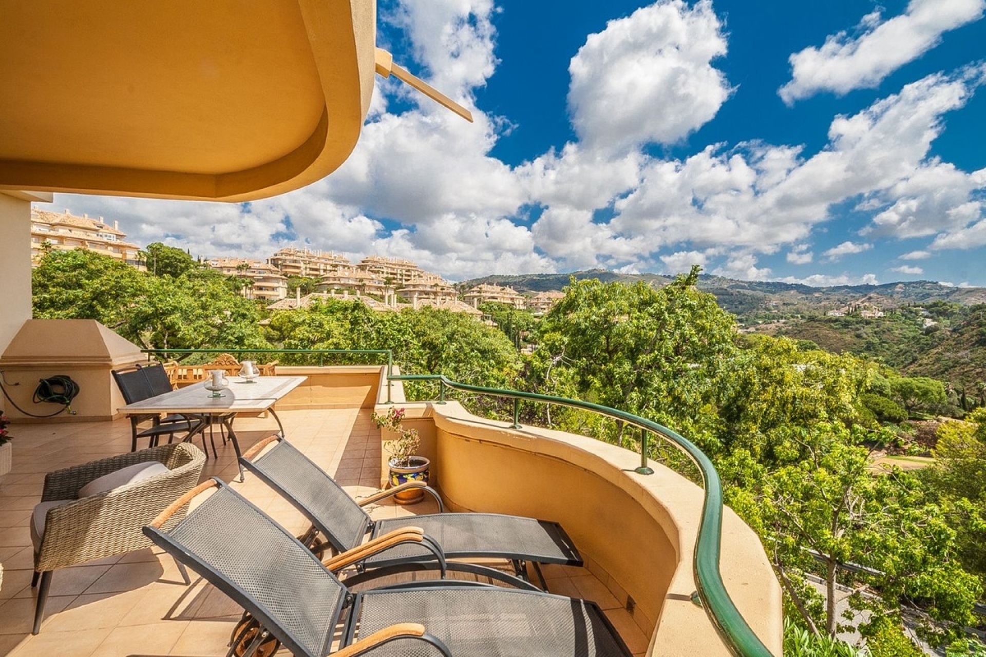 Resale - apartment - Marbella - Elviria
