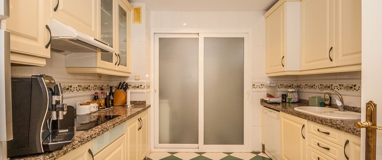 Resale - apartment - Marbella - Elviria