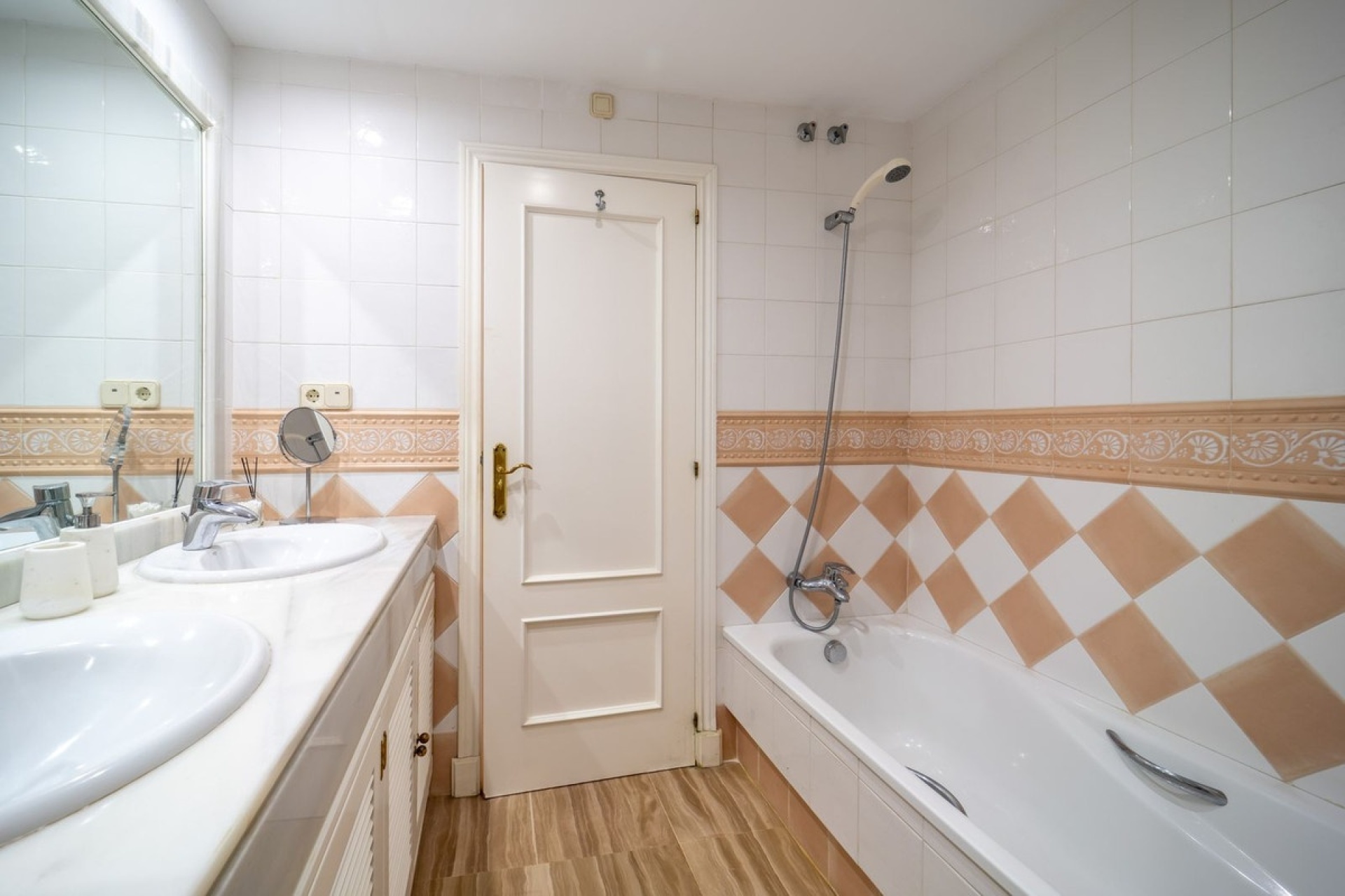 Resale - apartment - Marbella - Elviria