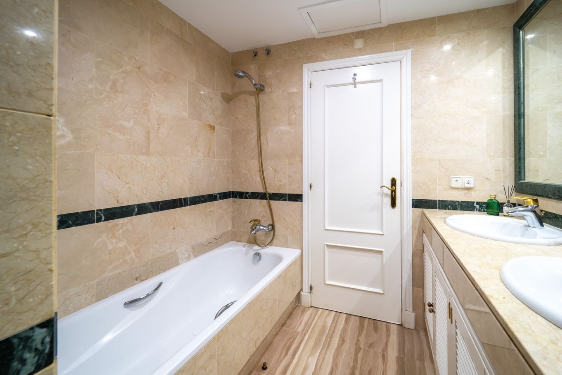 Resale - apartment - Marbella - Elviria
