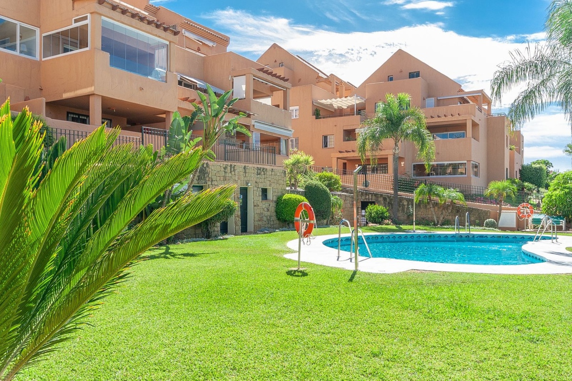 Resale - apartment - Marbella - Elviria