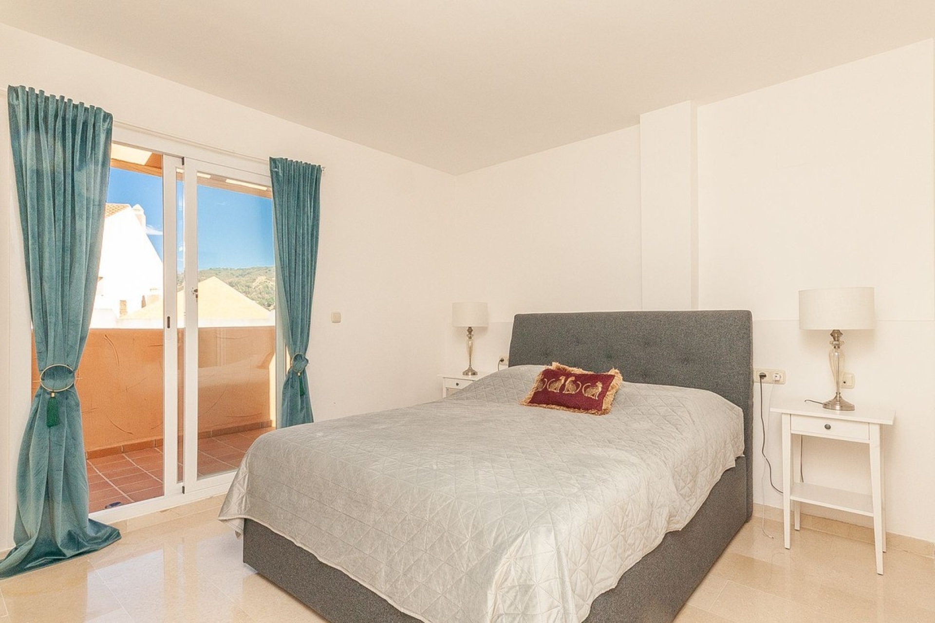 Resale - apartment - Marbella - Elviria