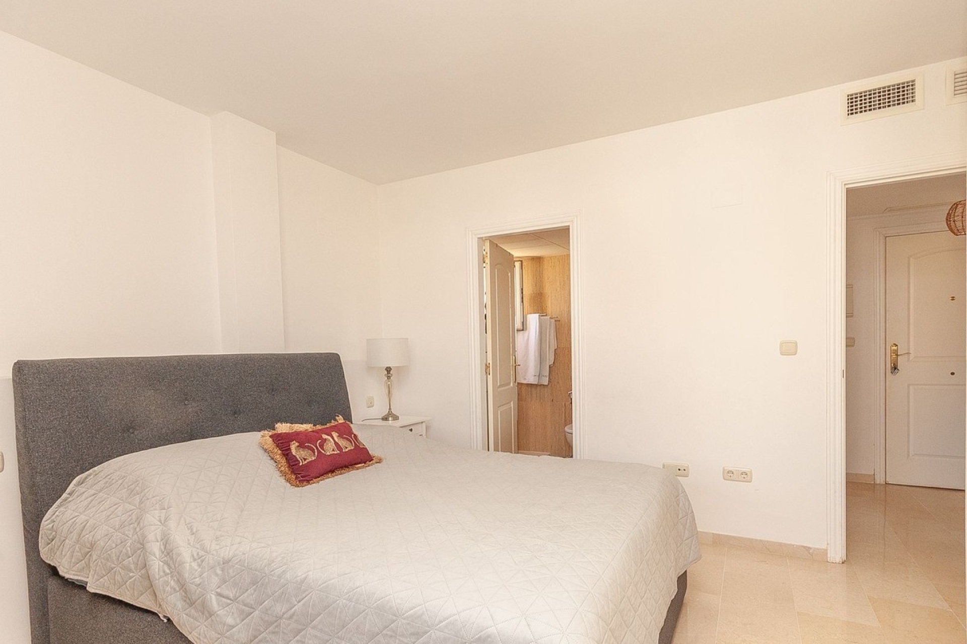 Resale - apartment - Marbella - Elviria