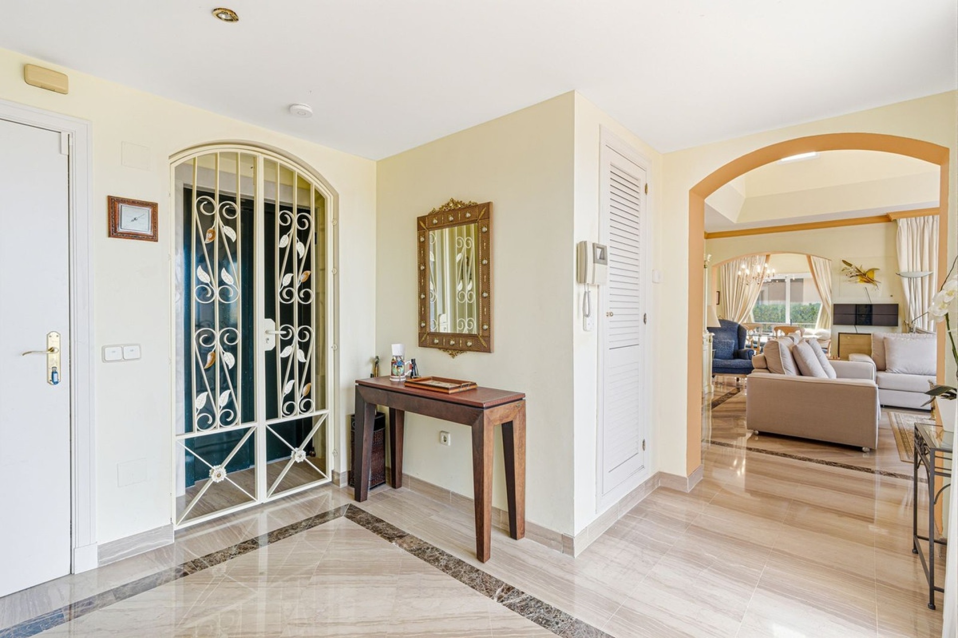 Resale - apartment - Marbella - Elviria