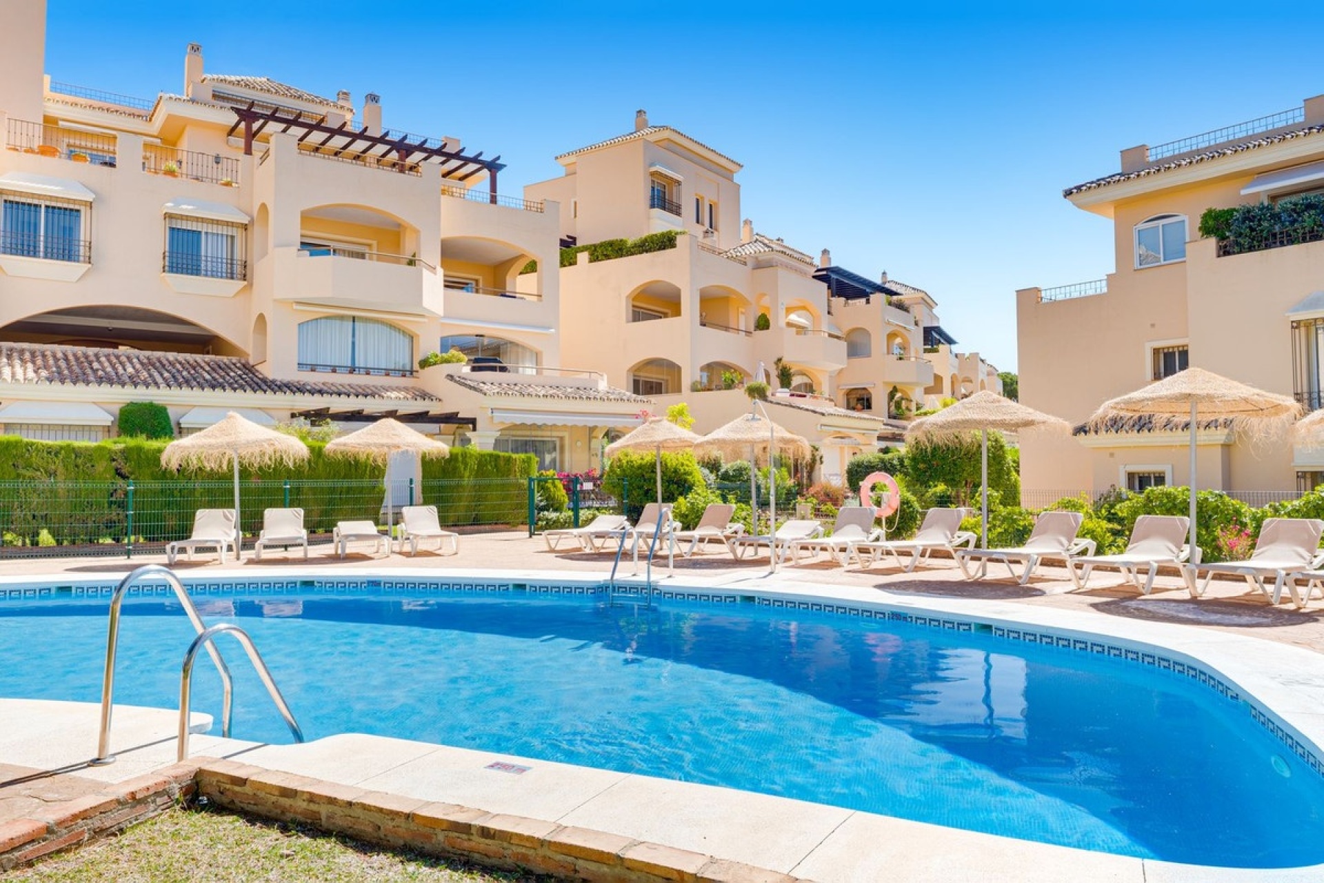 Resale - apartment - Marbella - Elviria