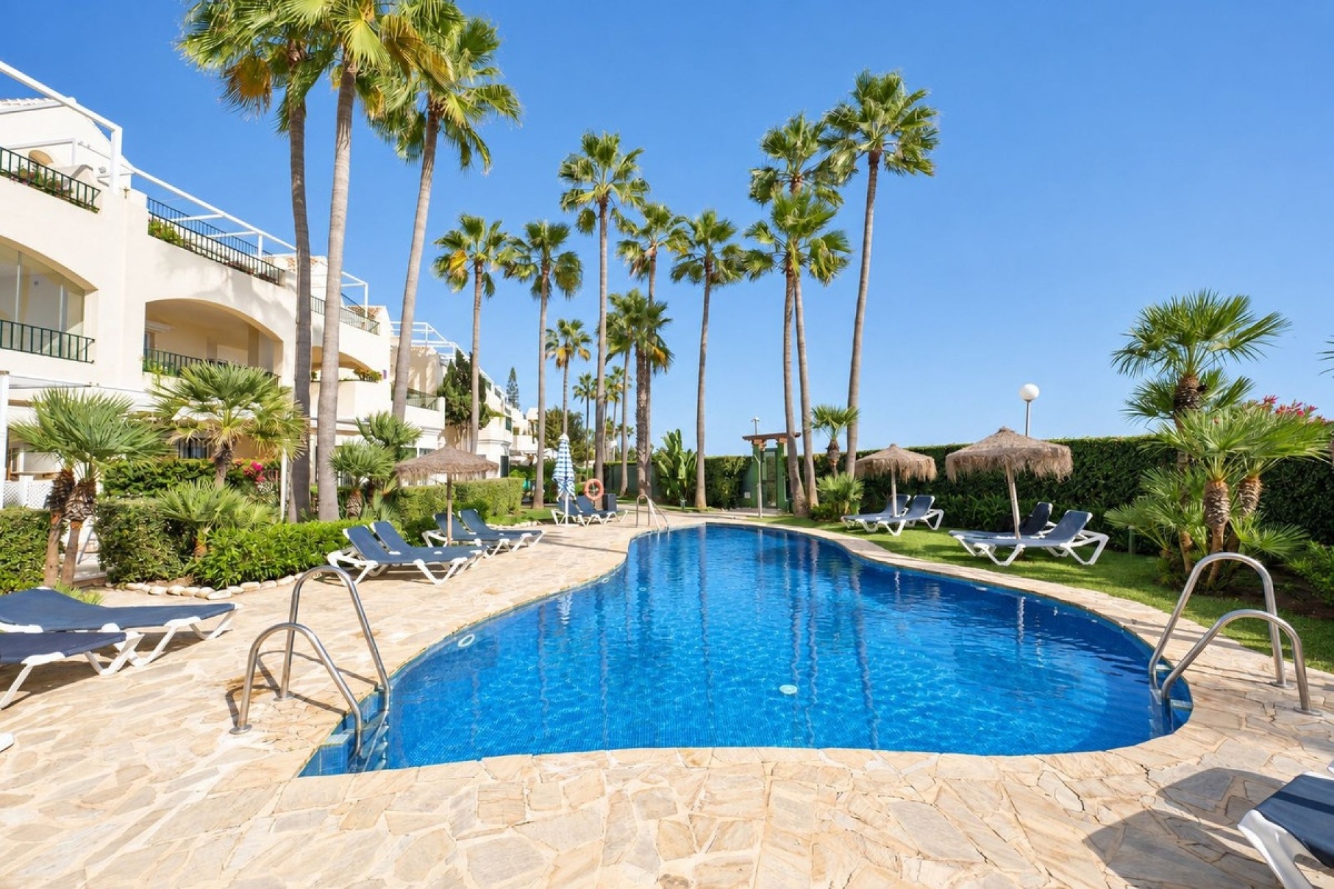 Resale - apartment - Marbella - Elviria