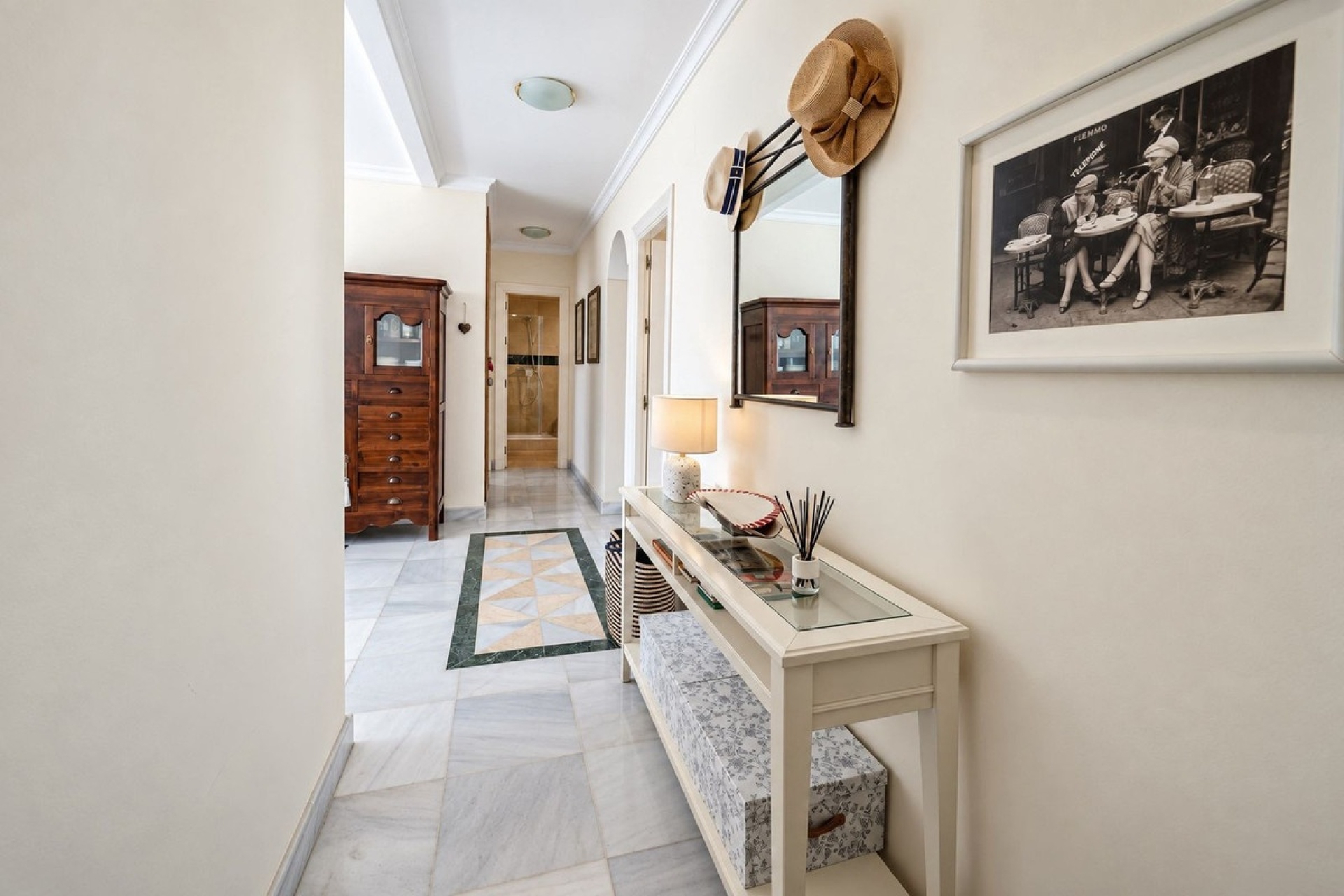Resale - apartment - Marbella - Elviria