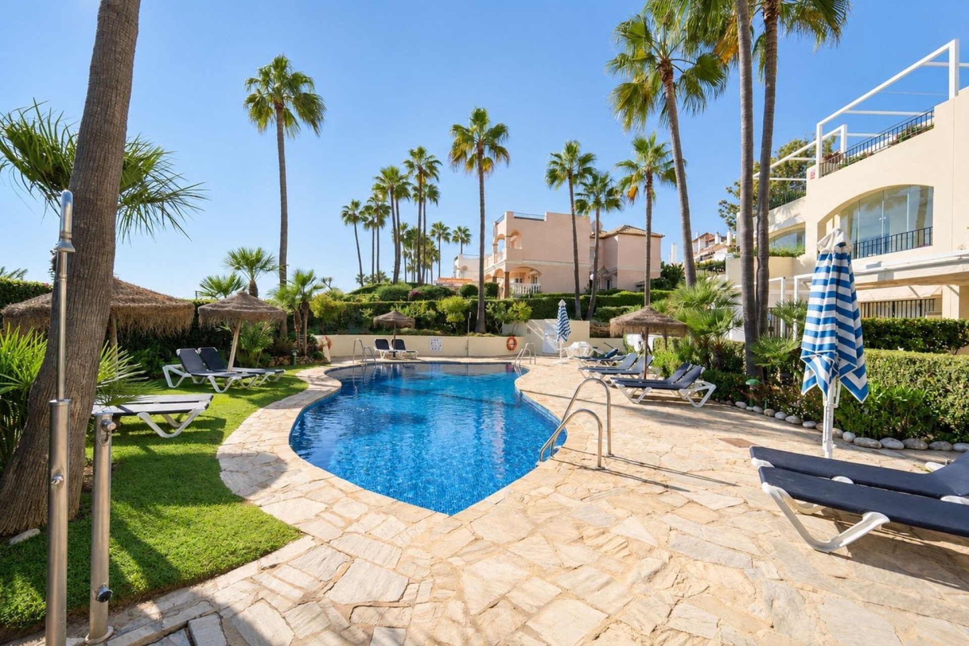 Resale - apartment - Marbella - Elviria