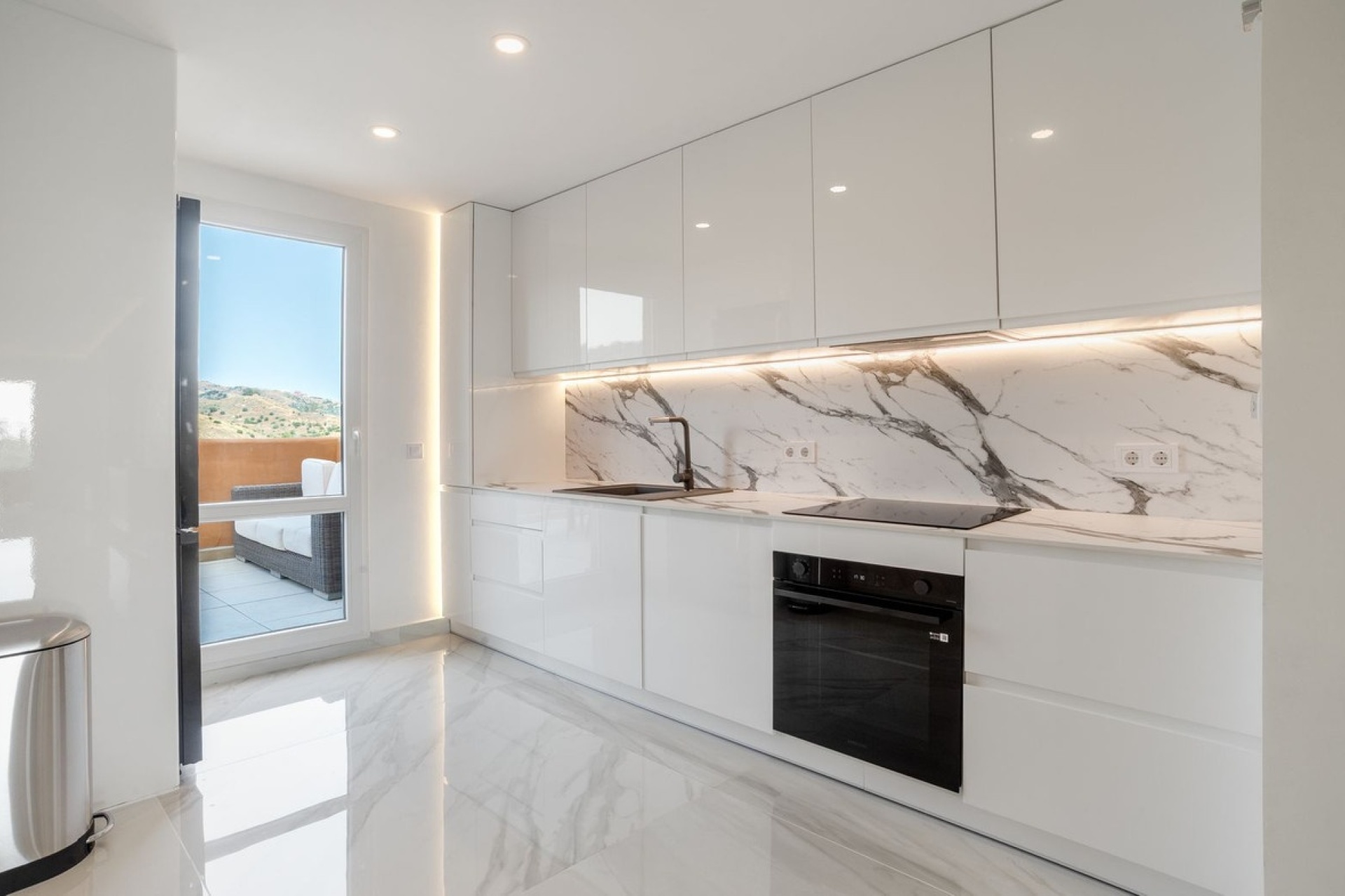 Resale - apartment - Marbella - Elviria