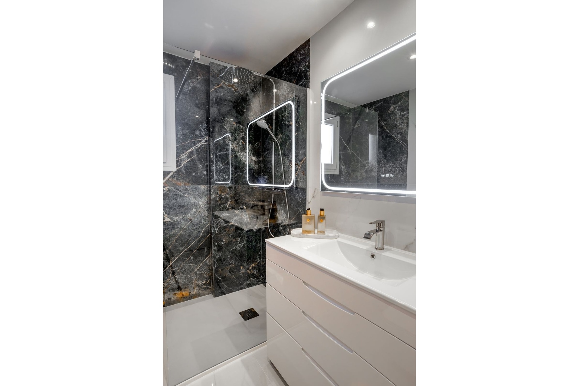 Resale - apartment - Marbella - Elviria