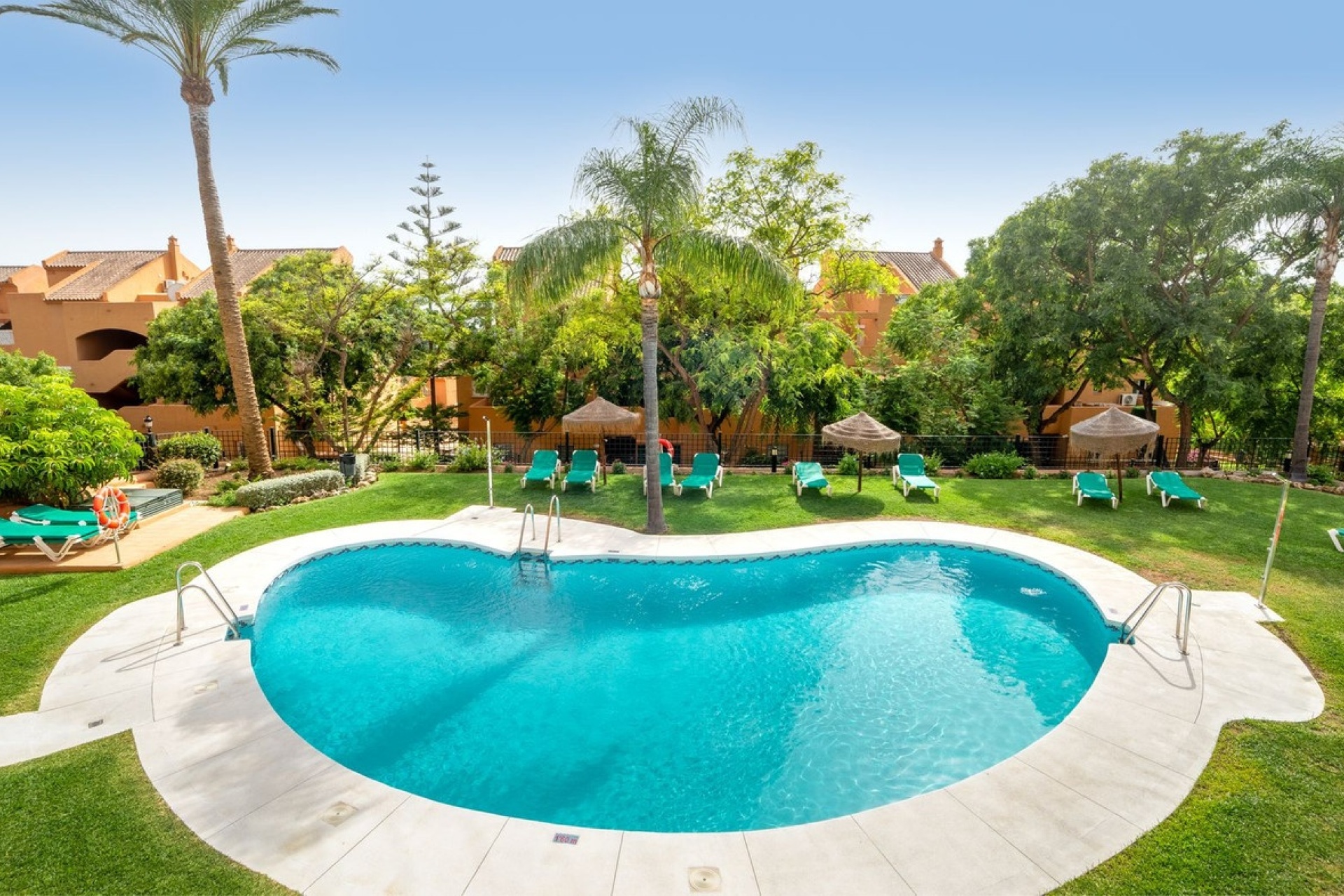 Resale - apartment - Marbella - Elviria