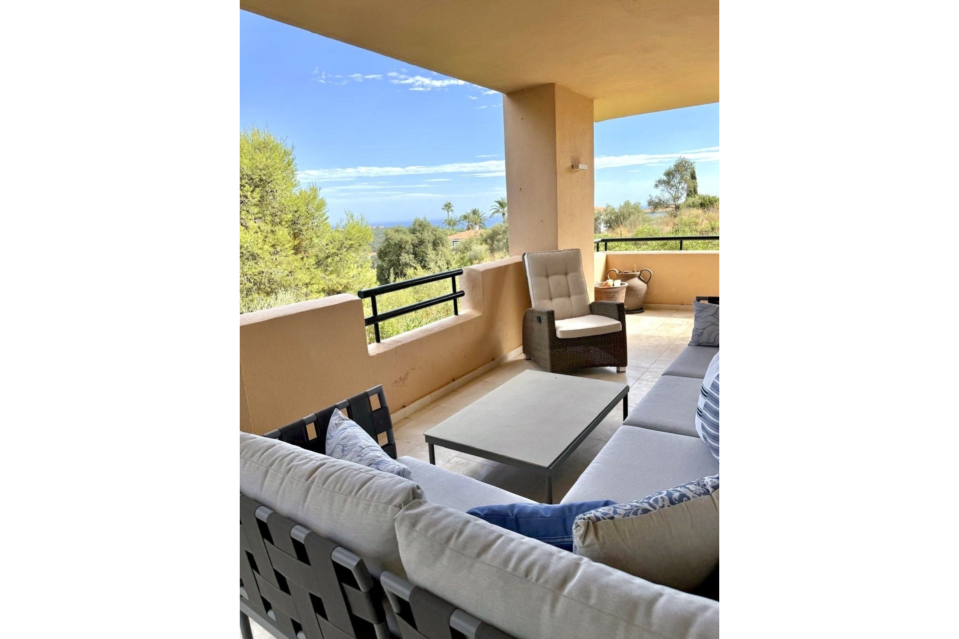 Resale - apartment - Marbella - Elviria