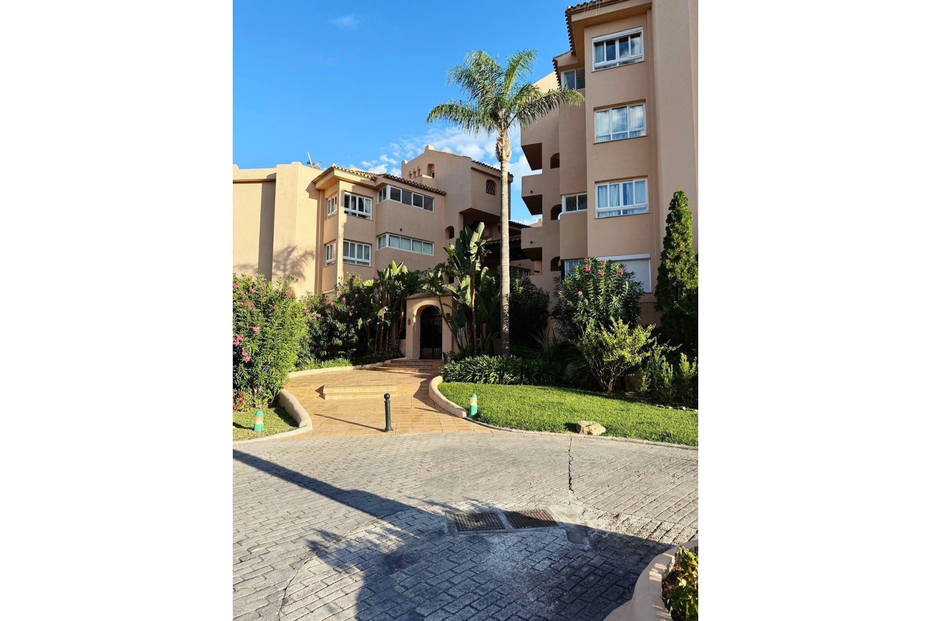 Resale - apartment - Marbella - Elviria