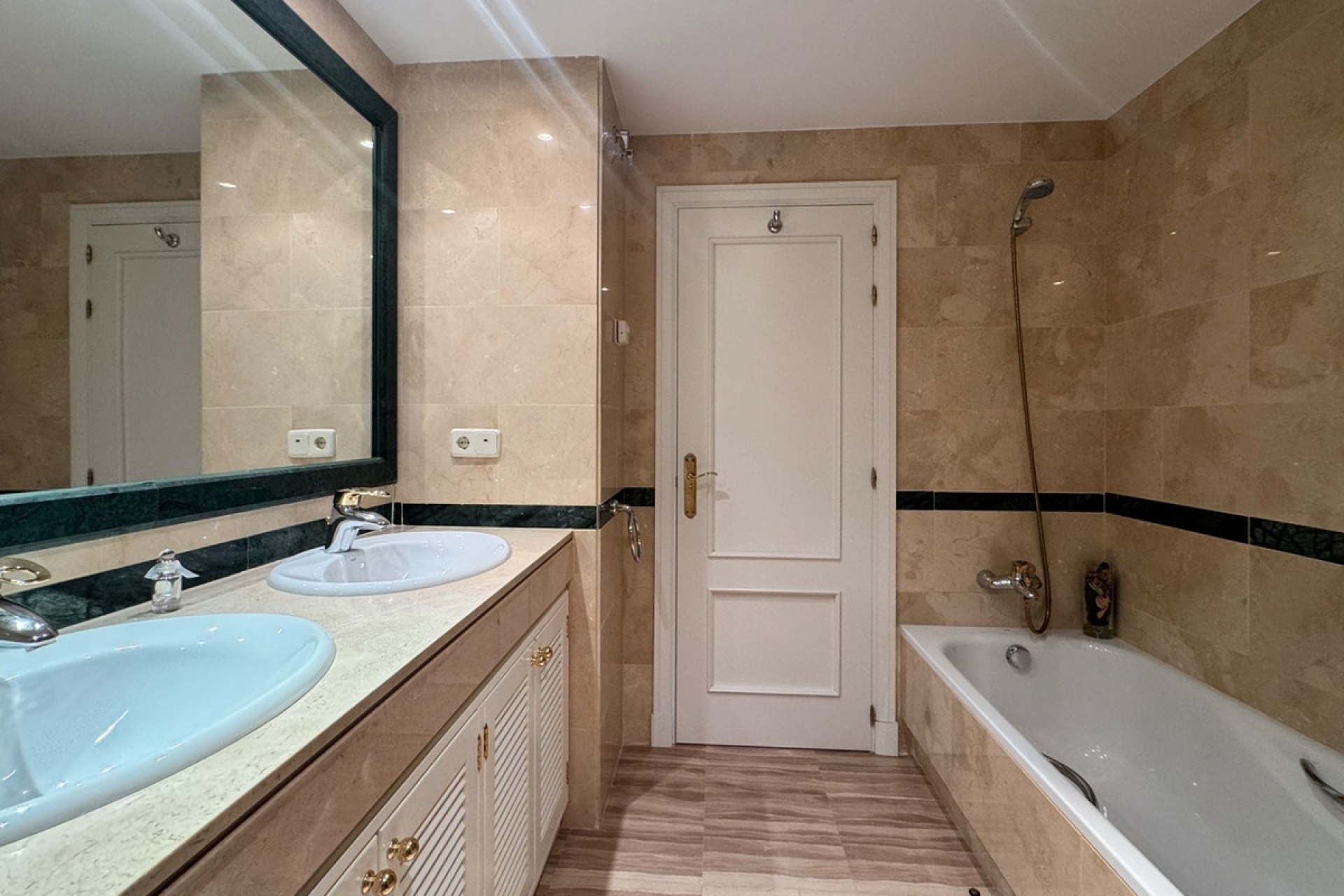 Resale - apartment - Marbella - Elviria