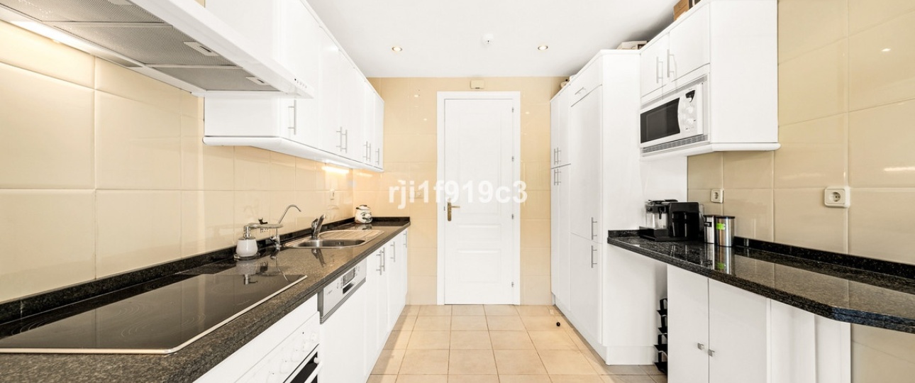 Resale - apartment - Marbella - Elviria