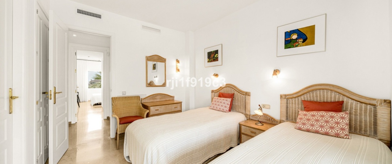 Resale - apartment - Marbella - Elviria