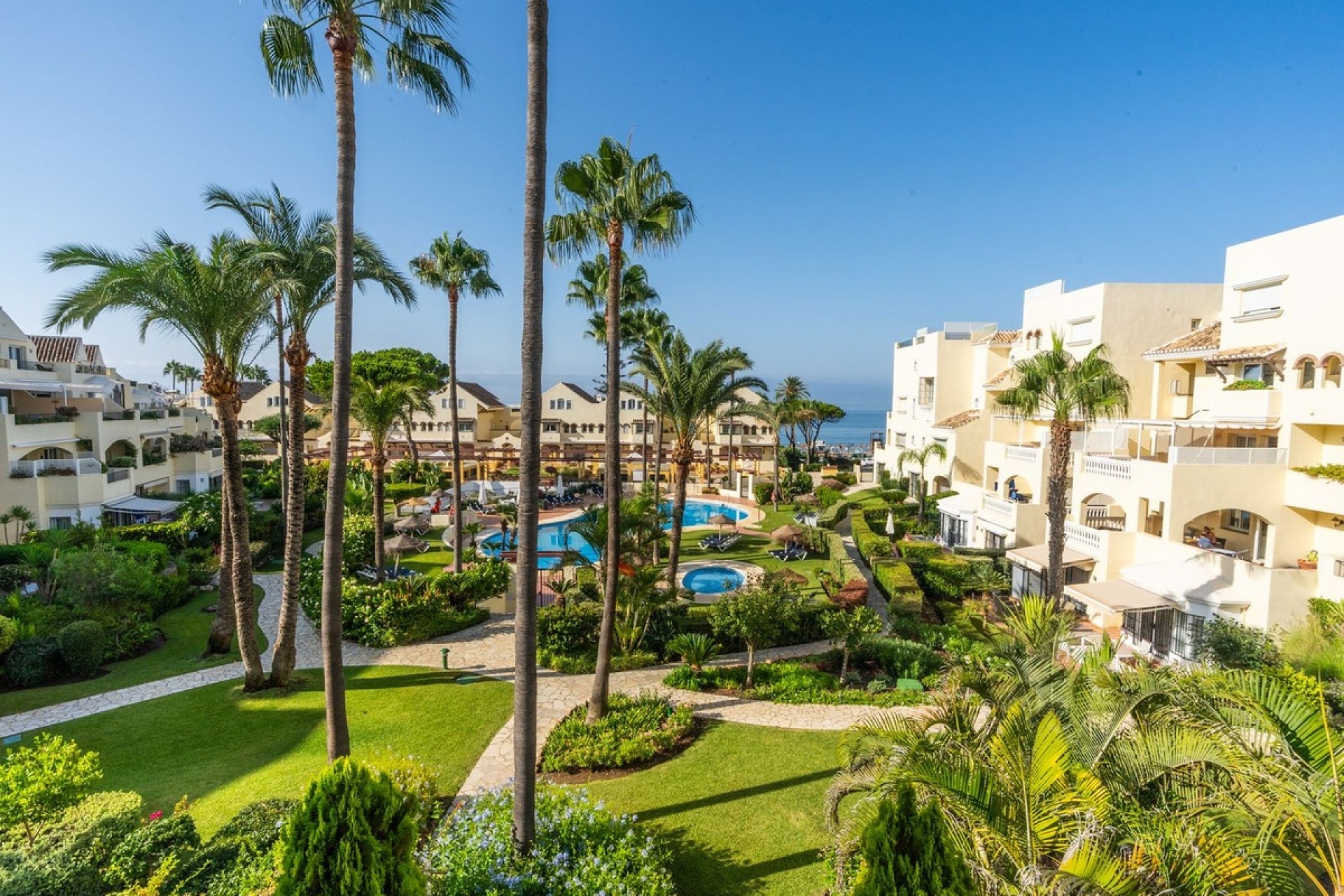 Resale - apartment - Marbella - Elviria