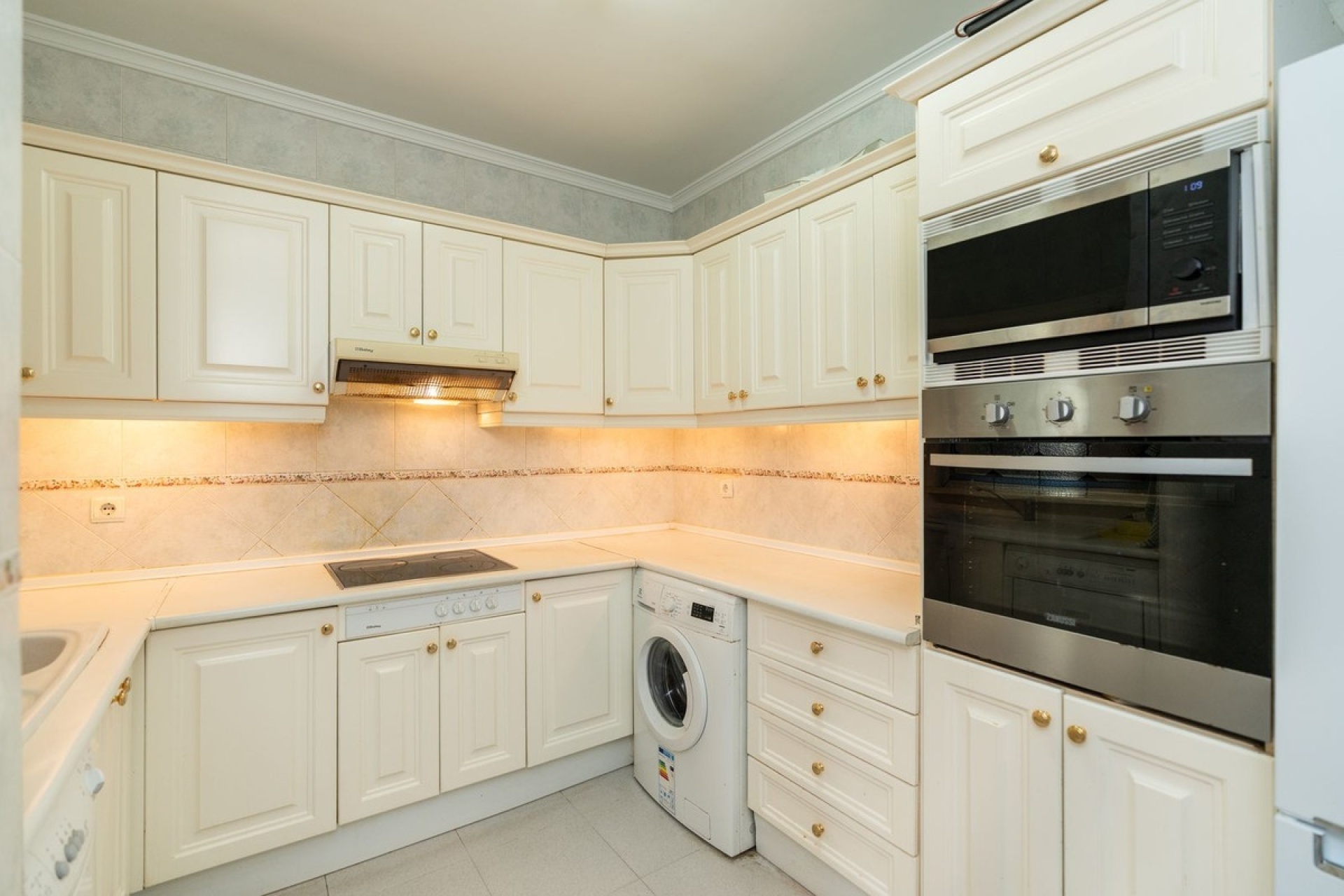 Resale - apartment - Marbella - Elviria
