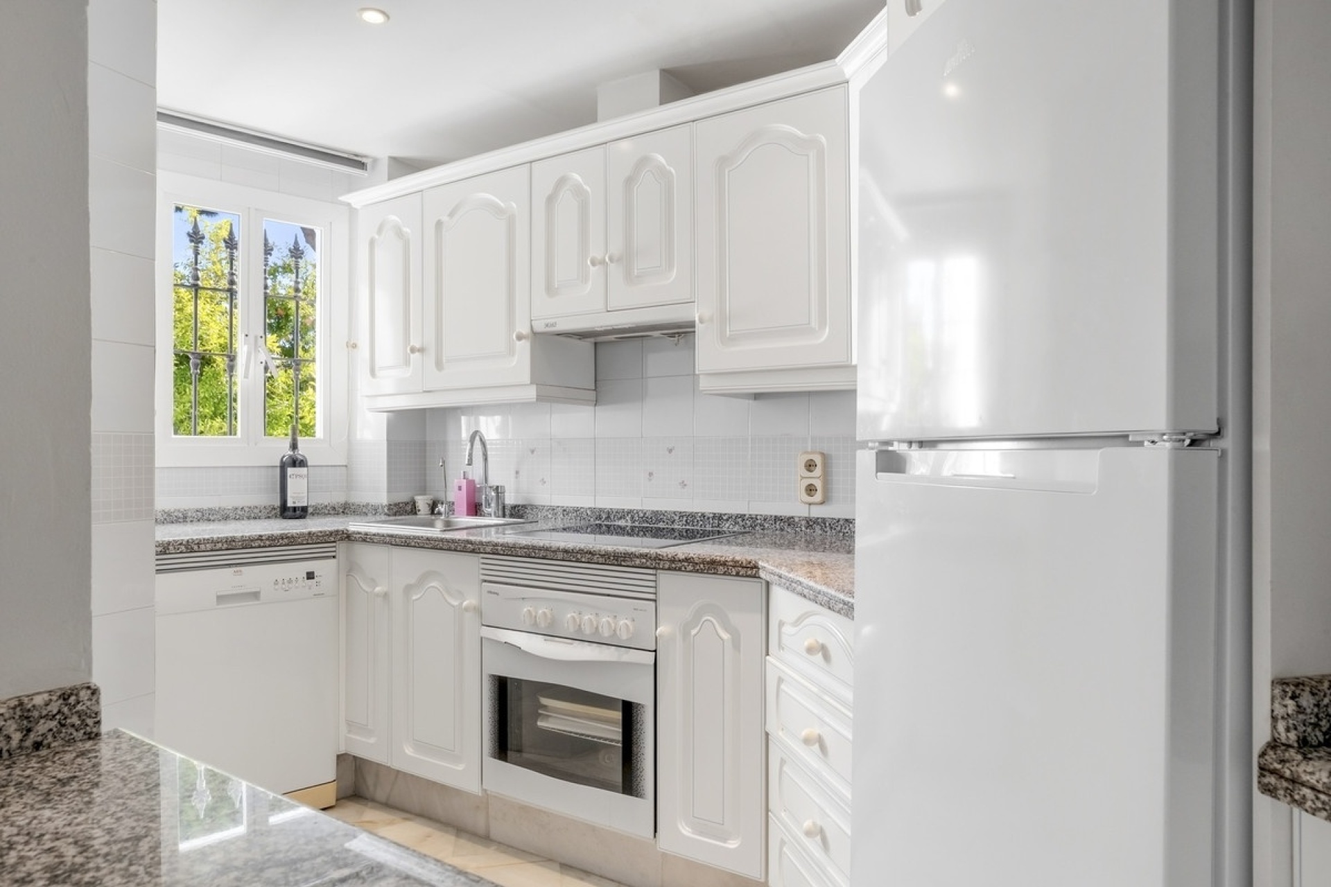 Resale - apartment - Marbella - Elviria