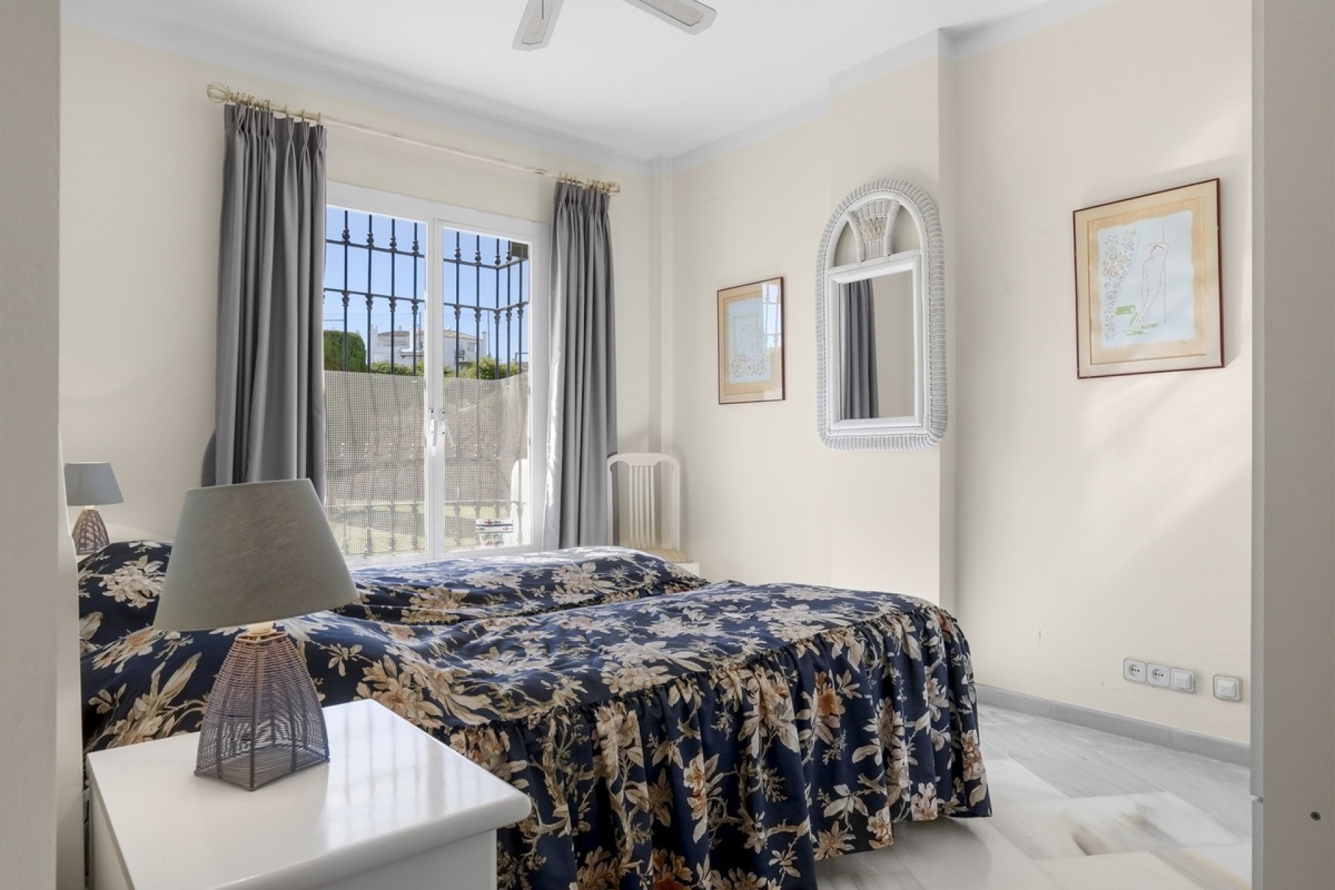 Resale - apartment - Marbella - Elviria