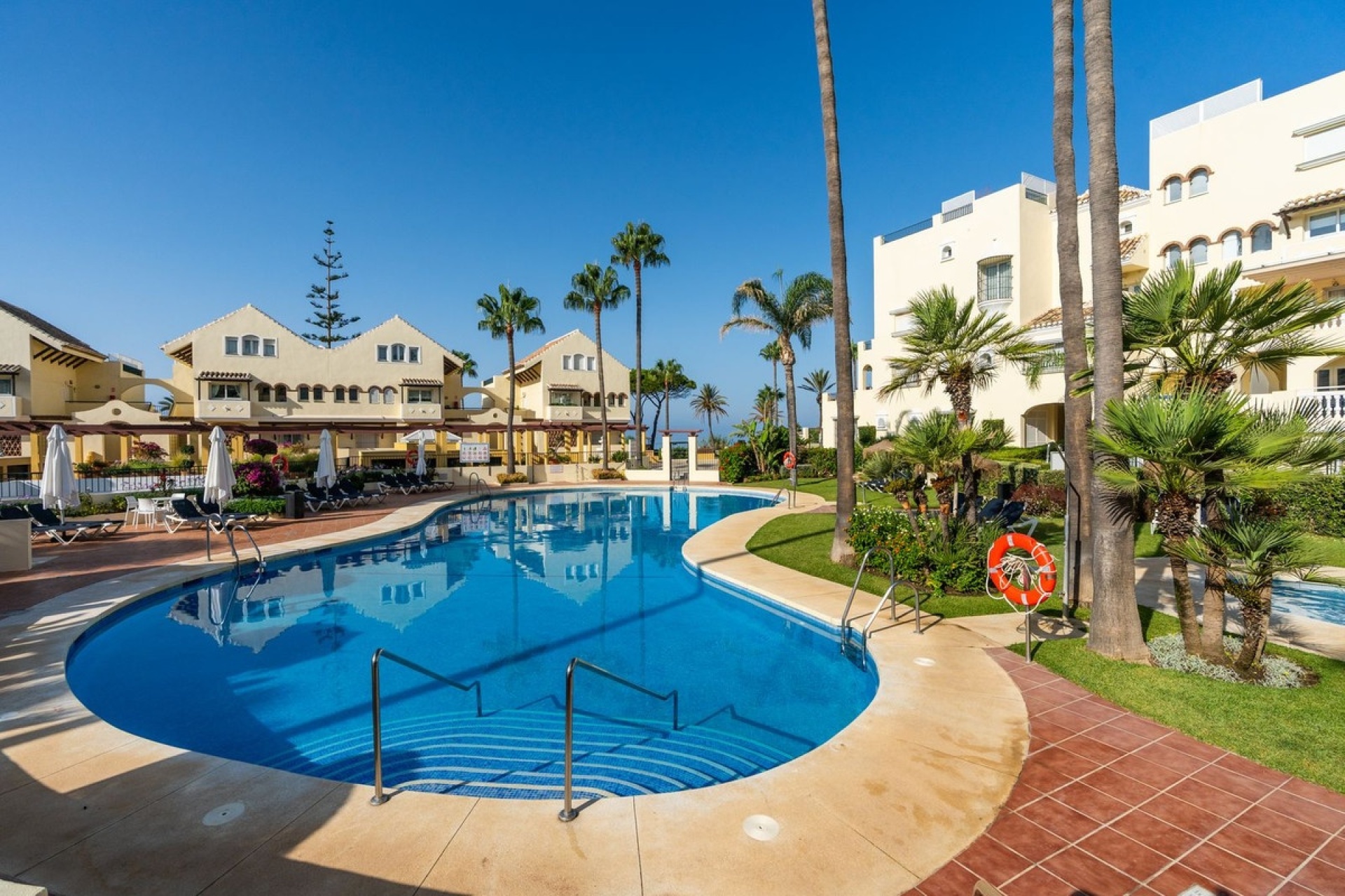 Resale - apartment - Marbella - Elviria