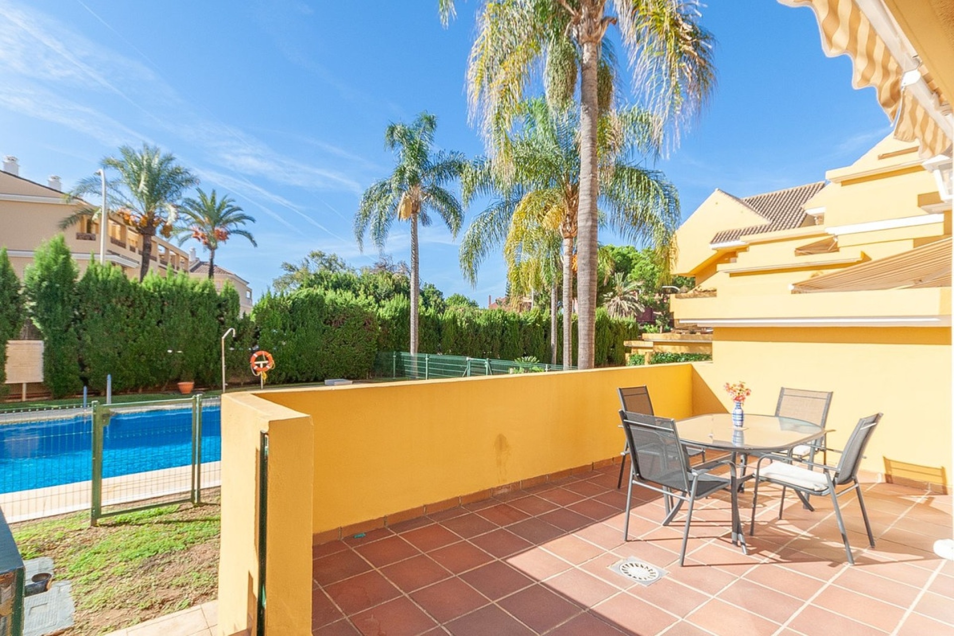 Resale - apartment - Marbella - Elviria